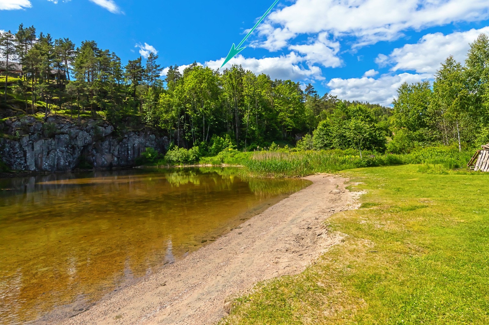 Flott sandstrand rett på nedsiden av tomten. Galleribilde