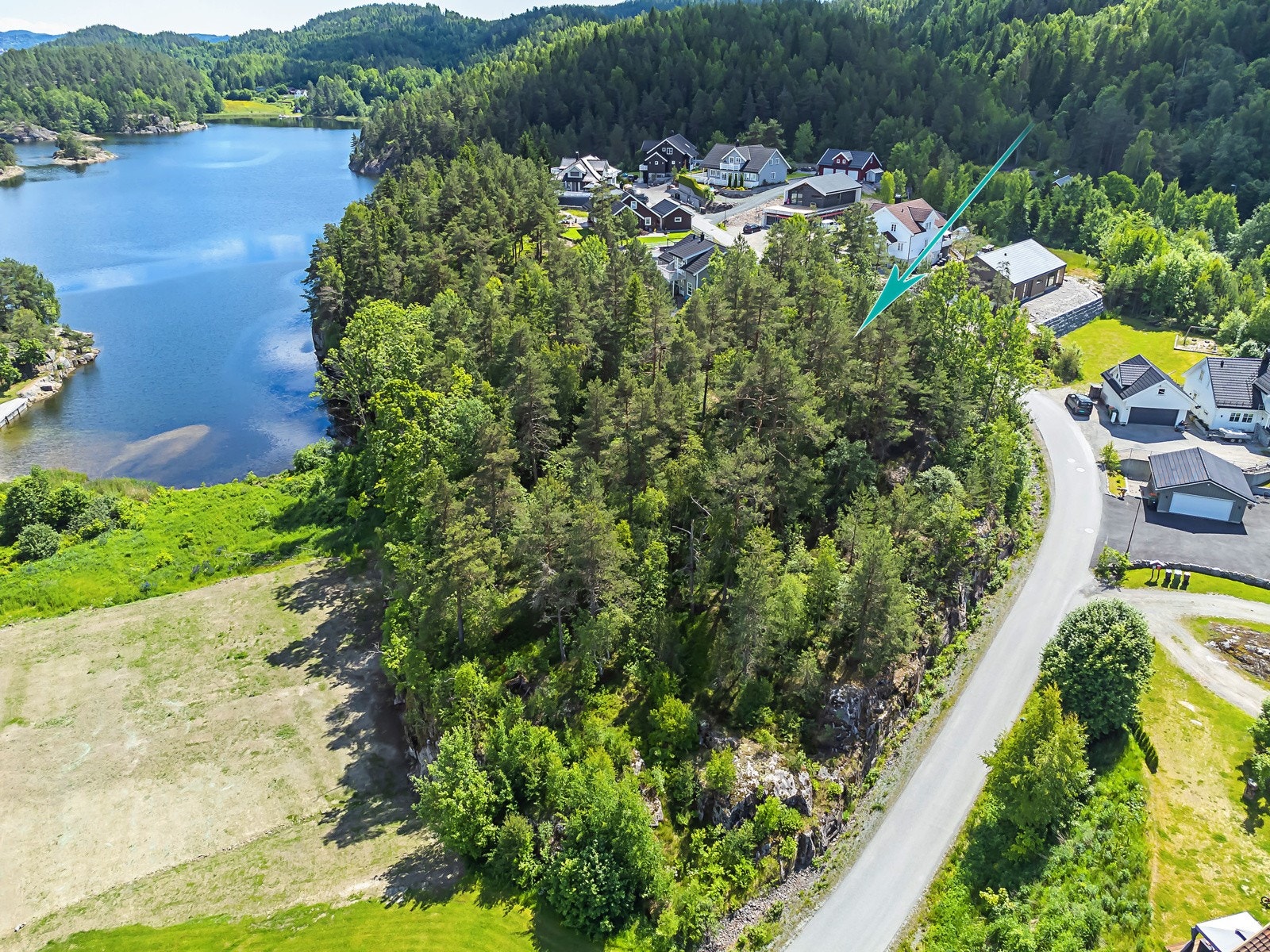 Tomten ligger ca. 10 minutter fra Skien og Porsgrunn. Galleribilde