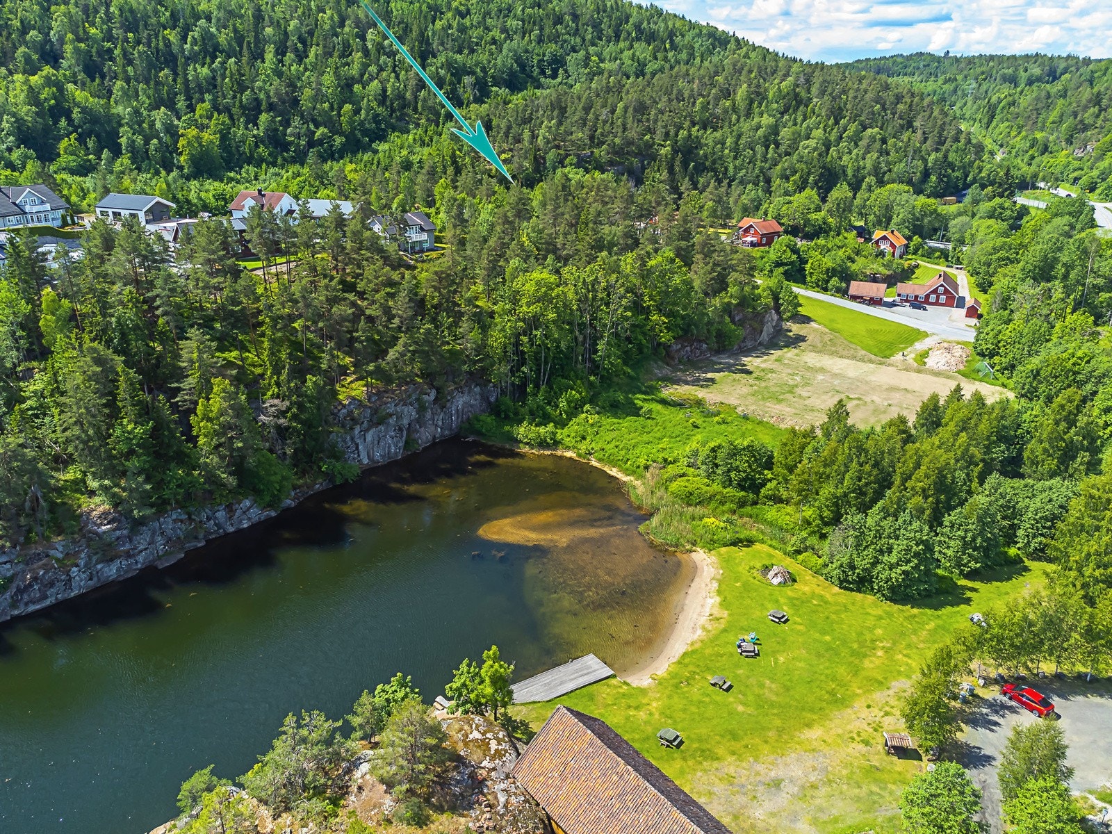 Tomten ligger i et nyere boligfelt beliggende på en flott høyde med utsikt mot sjøen og gode solforhold. Galleribilde