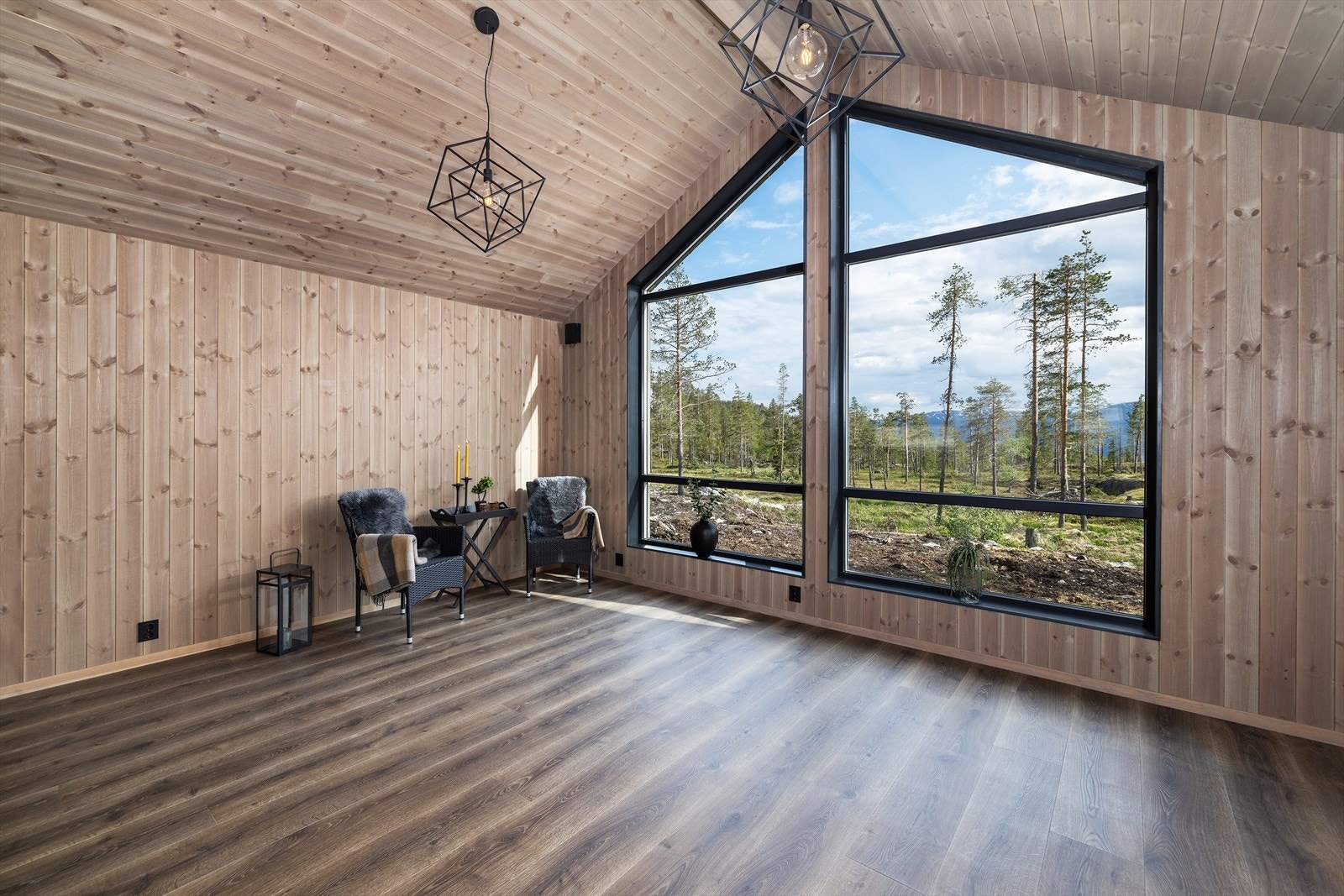 Stue med god takhøyde og store vindusflater Galleribilde