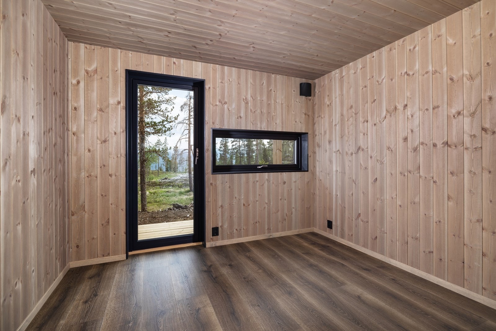 Soverom med utgang til terrasseplatting Galleribilde