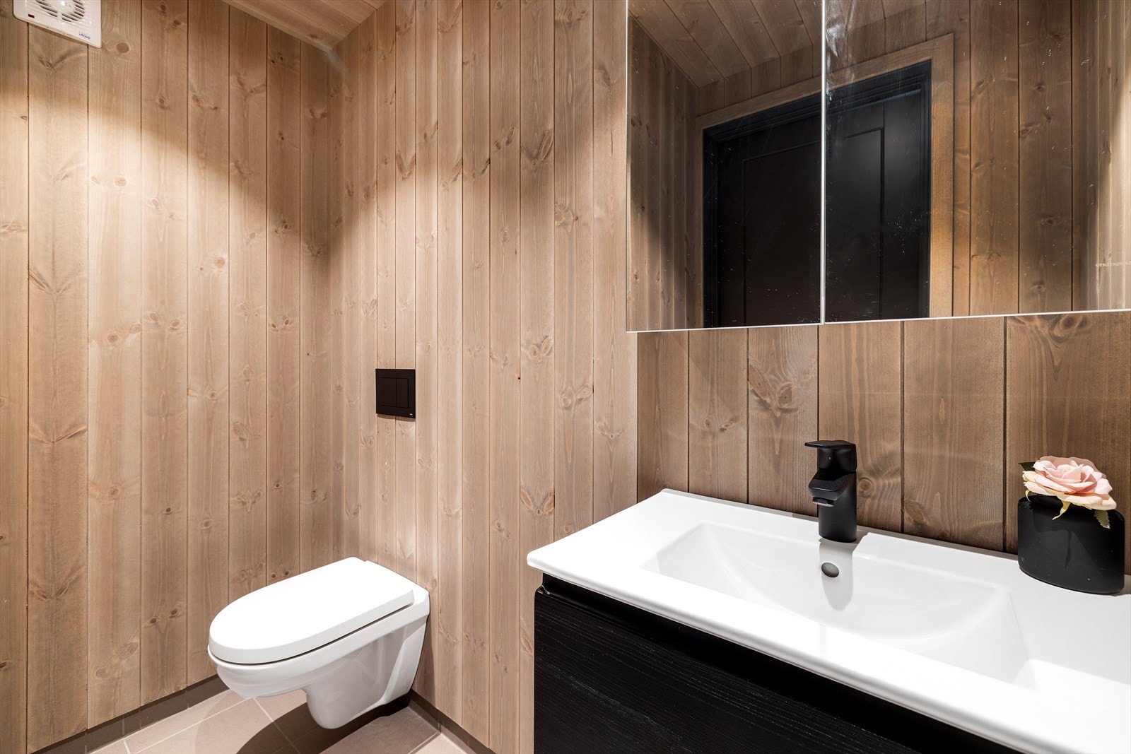 Toalettrom med vegghengt toalett og servant Galleribilde