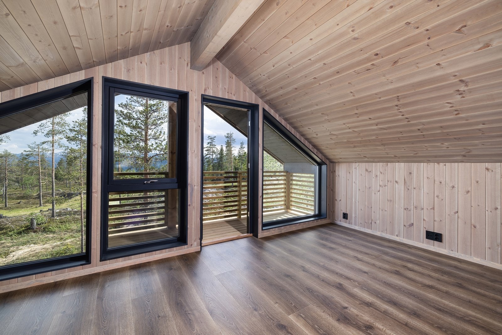 Loftstue med utgang til balkong Galleribilde