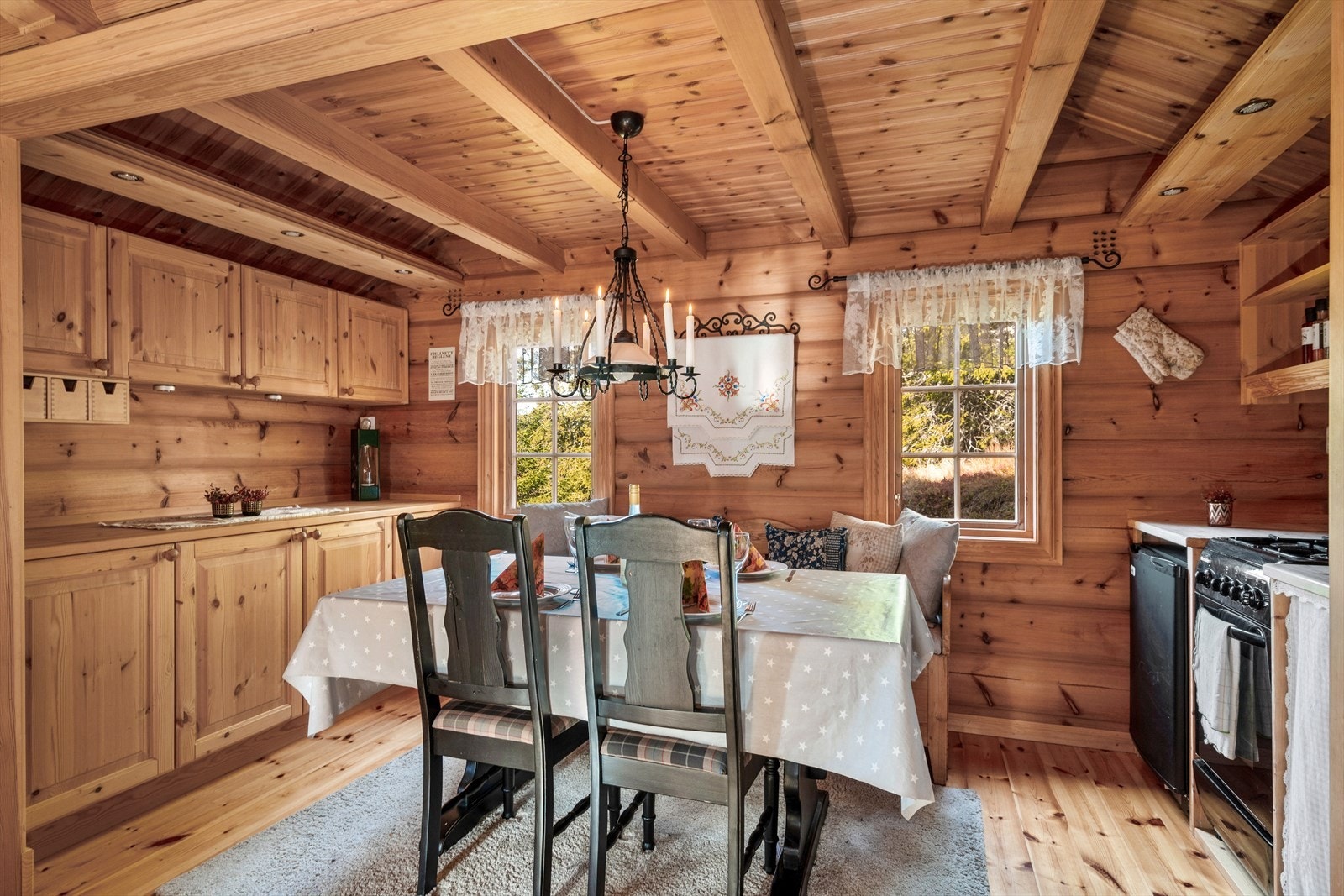 Koselig kjøkkenkrok med plass til spisebord Galleribilde