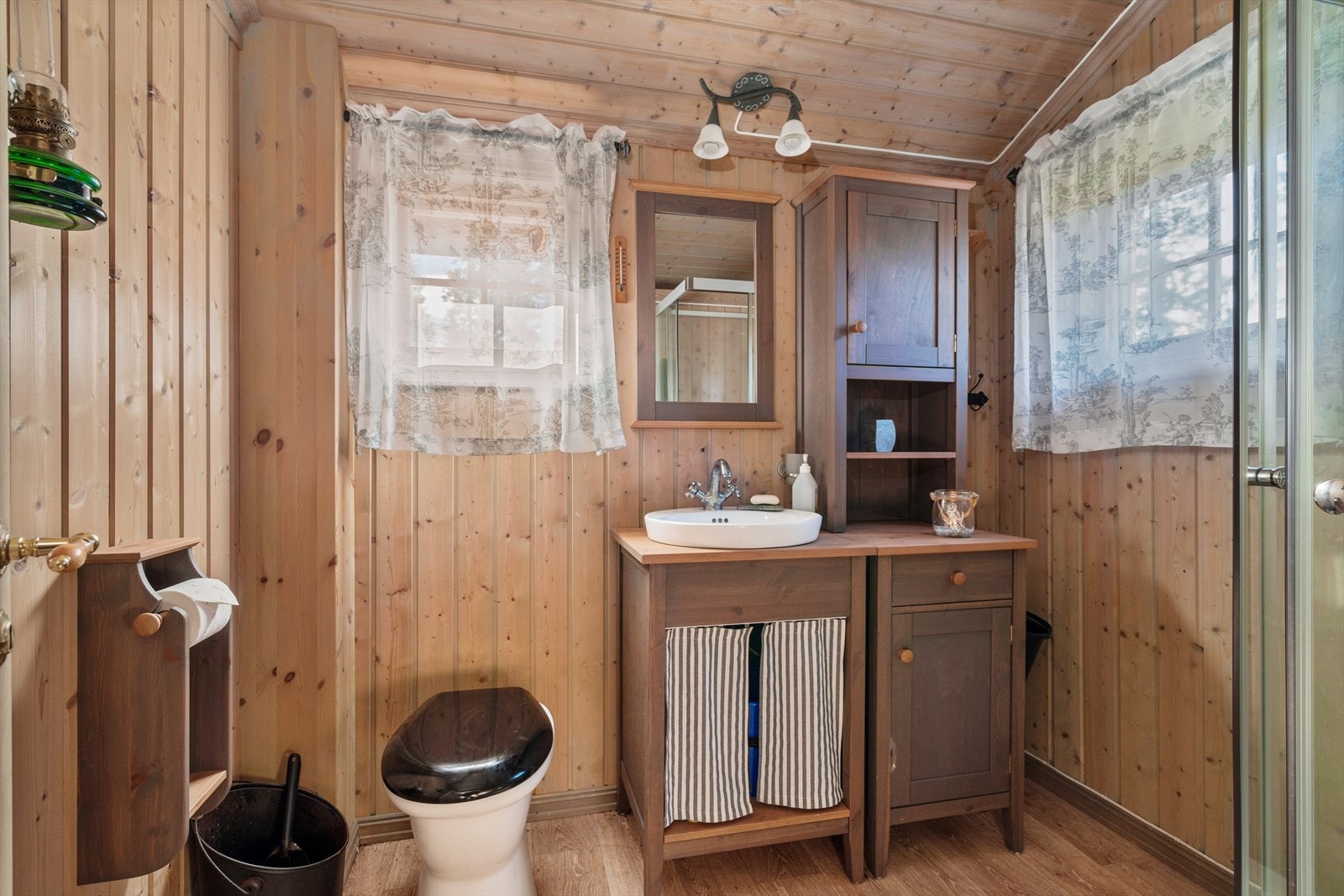 Baderom med servant, dusj og toalett (bio) i uthuset Galleribilde