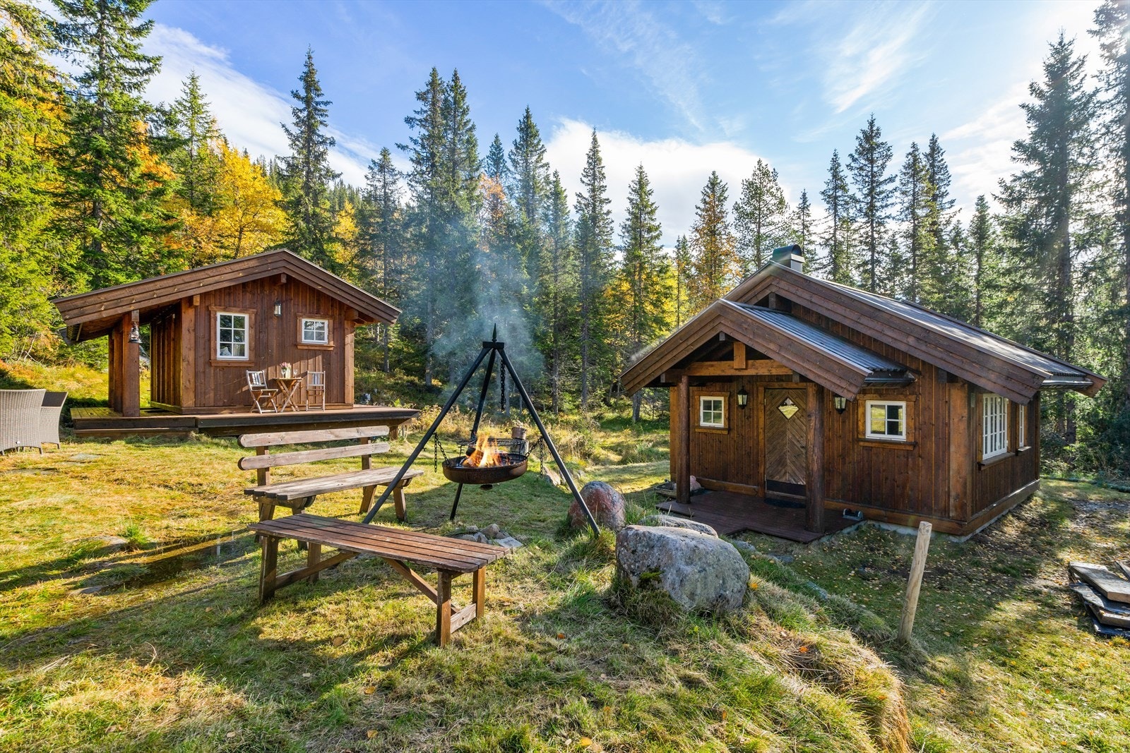 Anneks (til høyre) og uthus (til venstre) Galleribilde