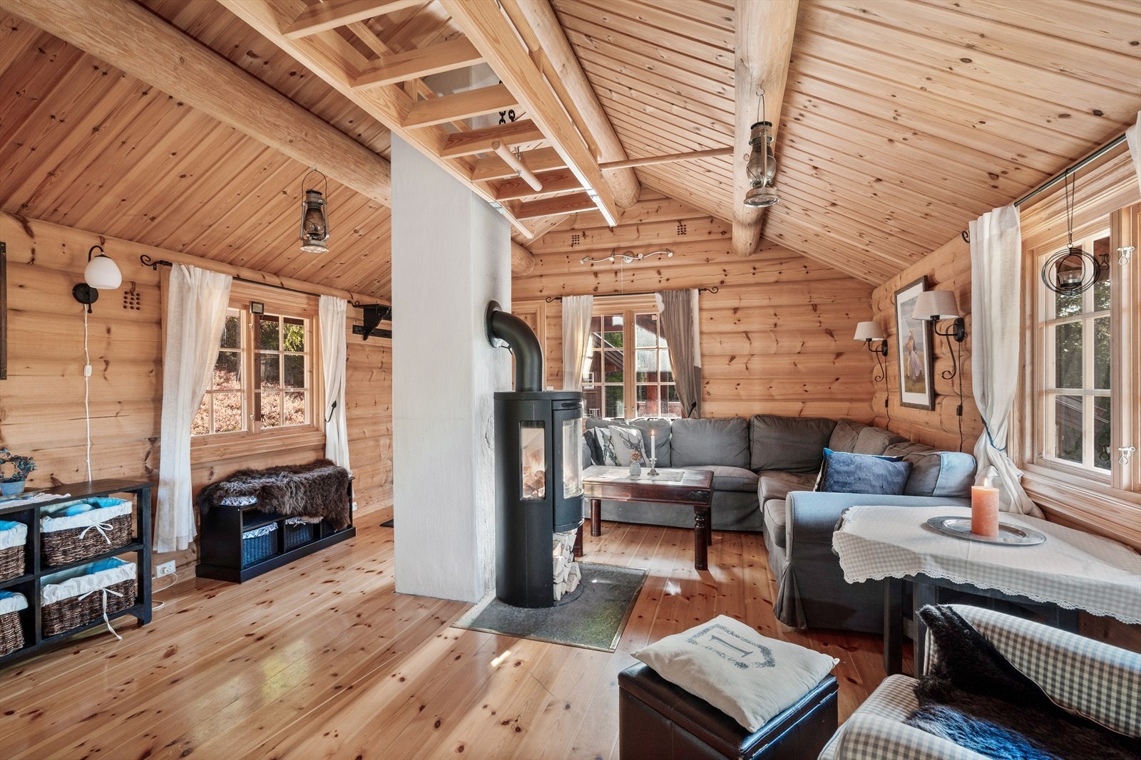 Romslig stue med god plass til sofagruppe Galleribilde