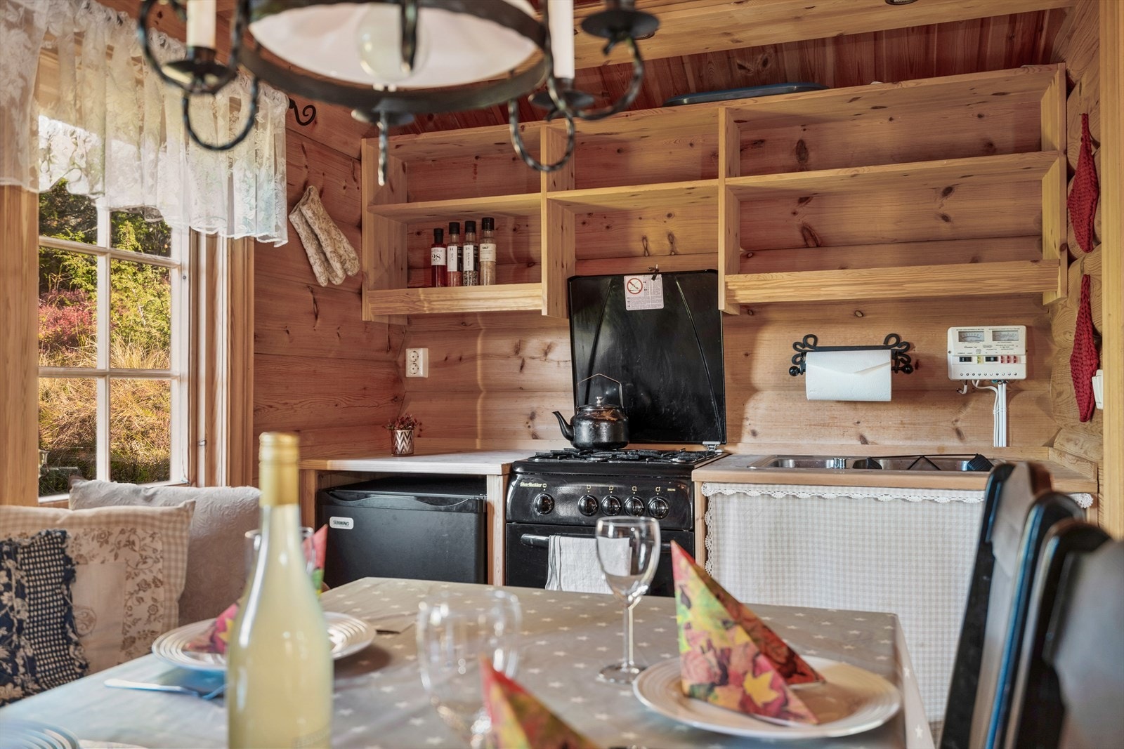 Praktisk kjøkken med komfyr og kjøleskap med gass Galleribilde