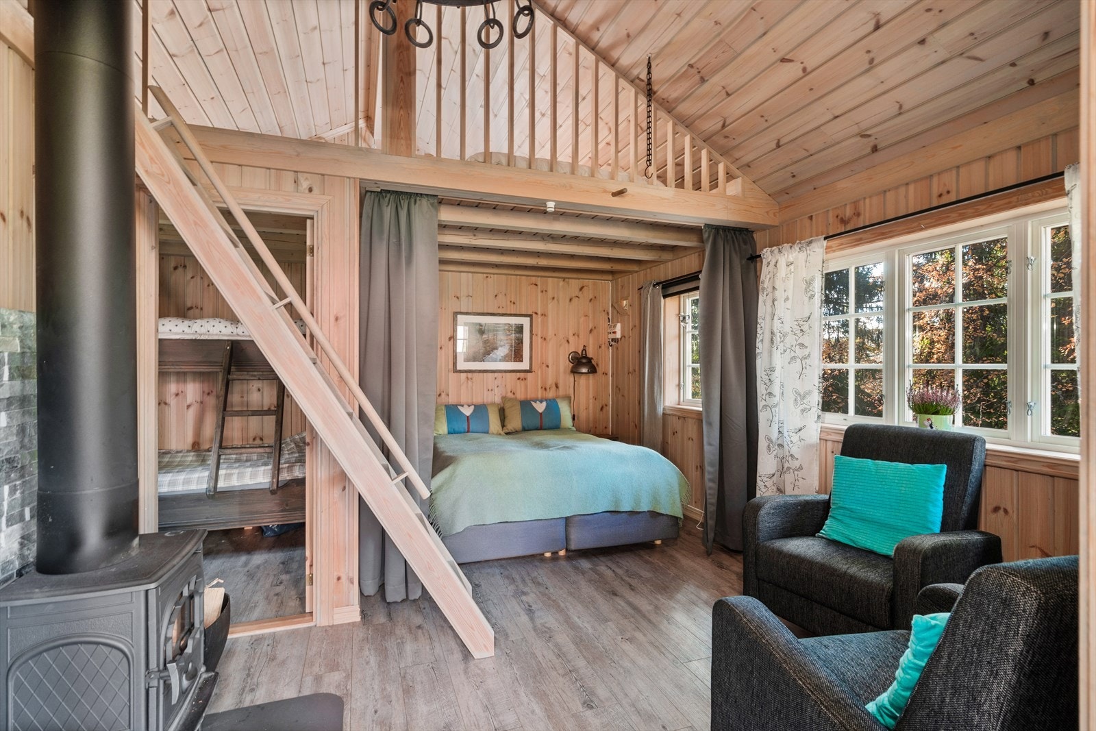 Soverom, sovealkove, hems og stue i anneks Galleribilde