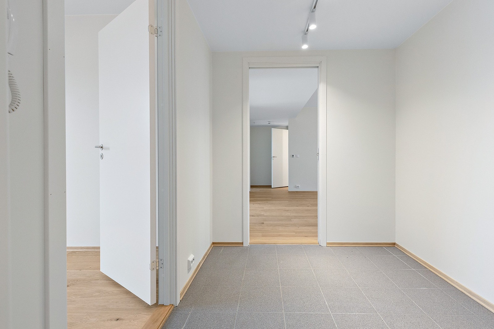 Første del av entre er flislagt og har gulvvarme. Galleribilde