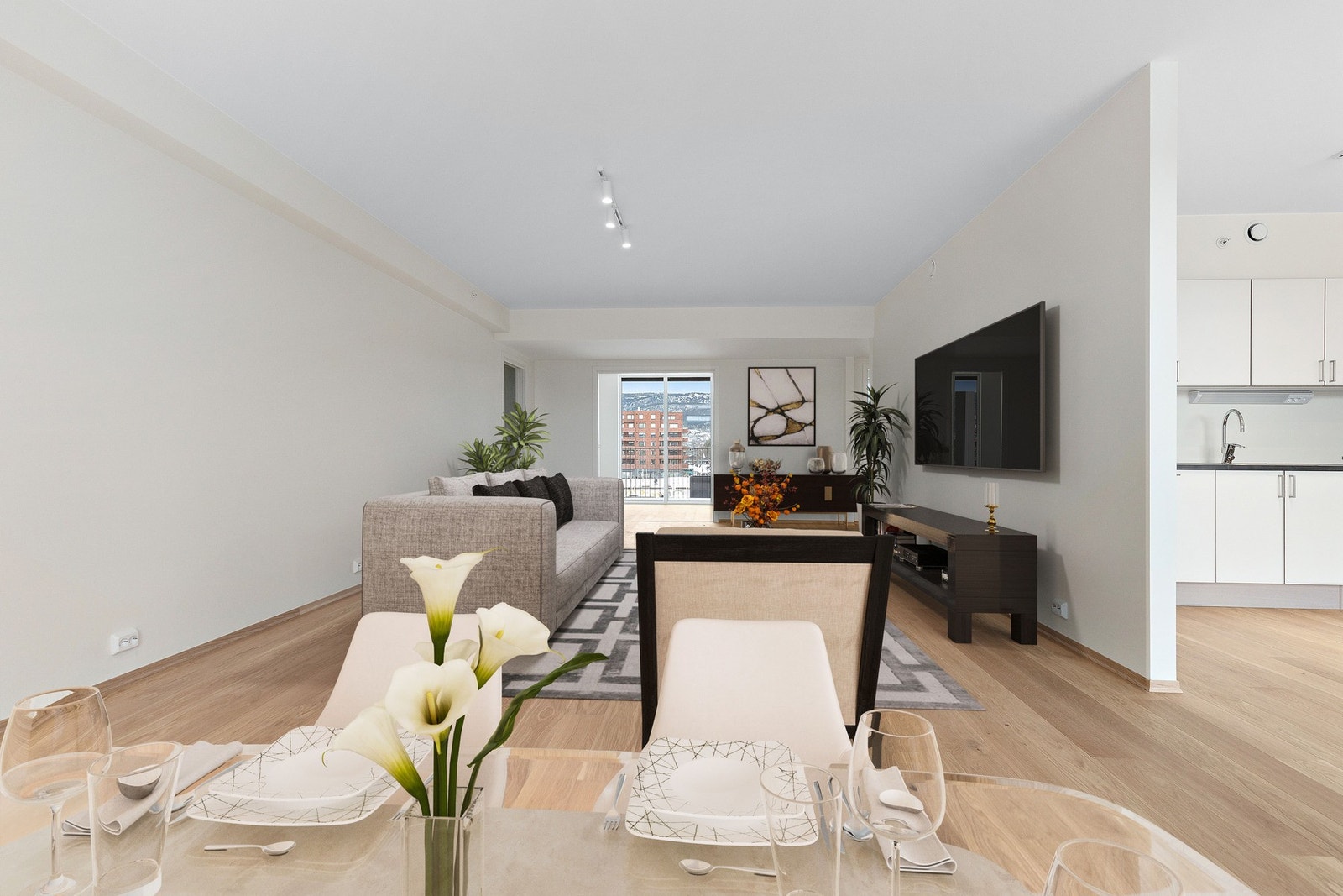 Leiligheten har en åpen planløsning og store vindusflater som gir en god romfølelse. Galleribilde