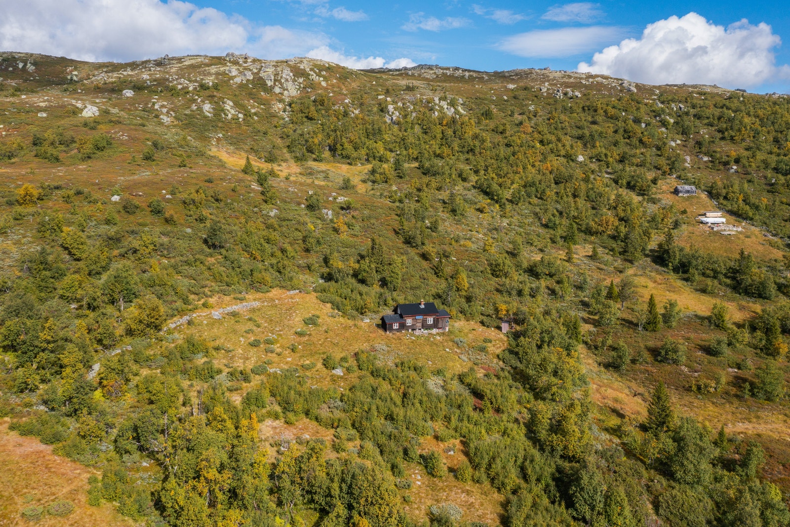 Flotte turopplevelser på vidda i sommersol, jakt opplevelser på høsten eller en dag i Uvdal Skisenter på vinteren. Galleribilde
