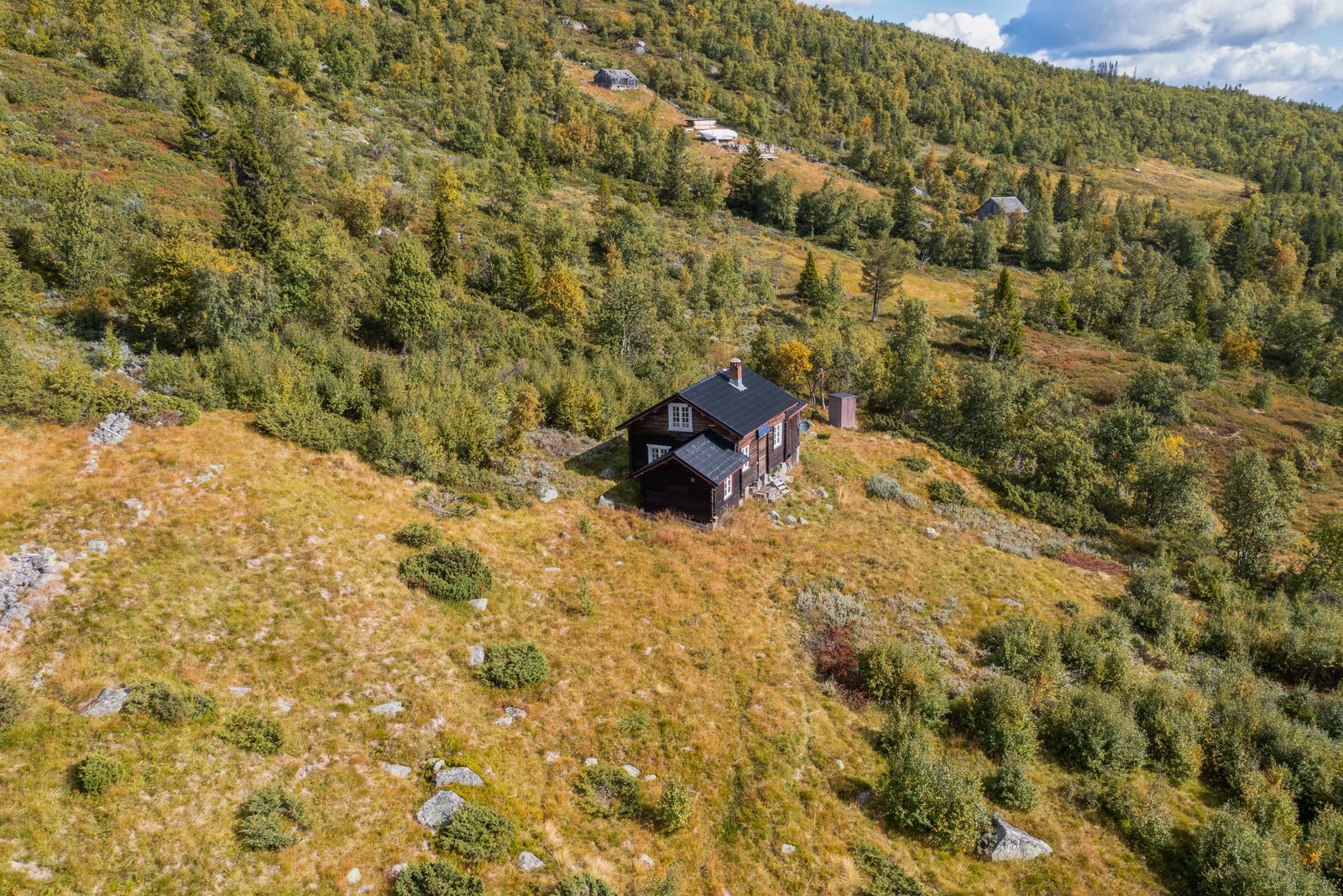 I sommerhalvåret finner du godt markerte turstier og sykkeltraseer i nærområdet både på høyfjellet og i lun skog. Galleribilde
