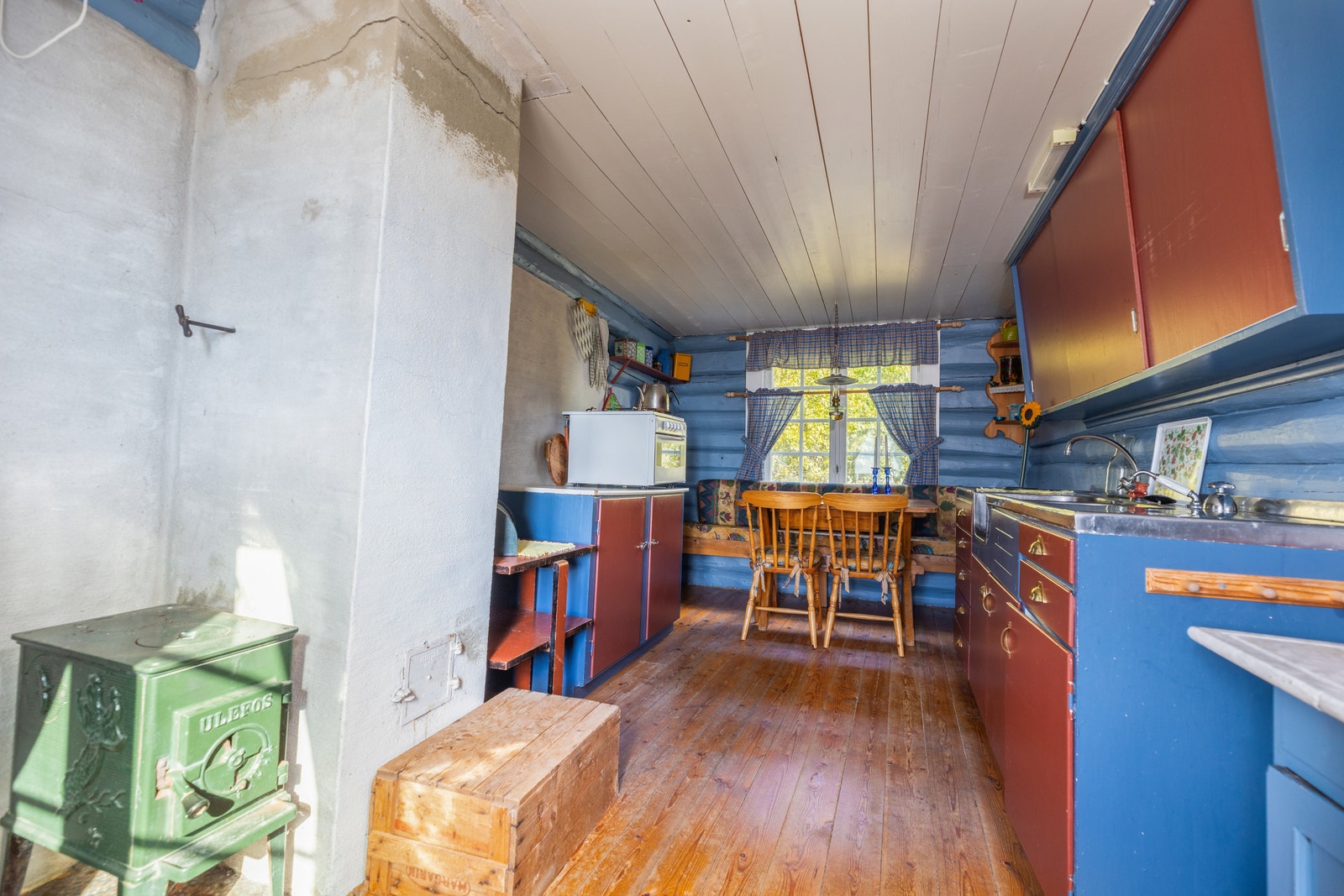 Kjøkkeninnredning av tre/plater. Benkeplate av foliert spon, samt
vaskekum av stål. Galleribilde