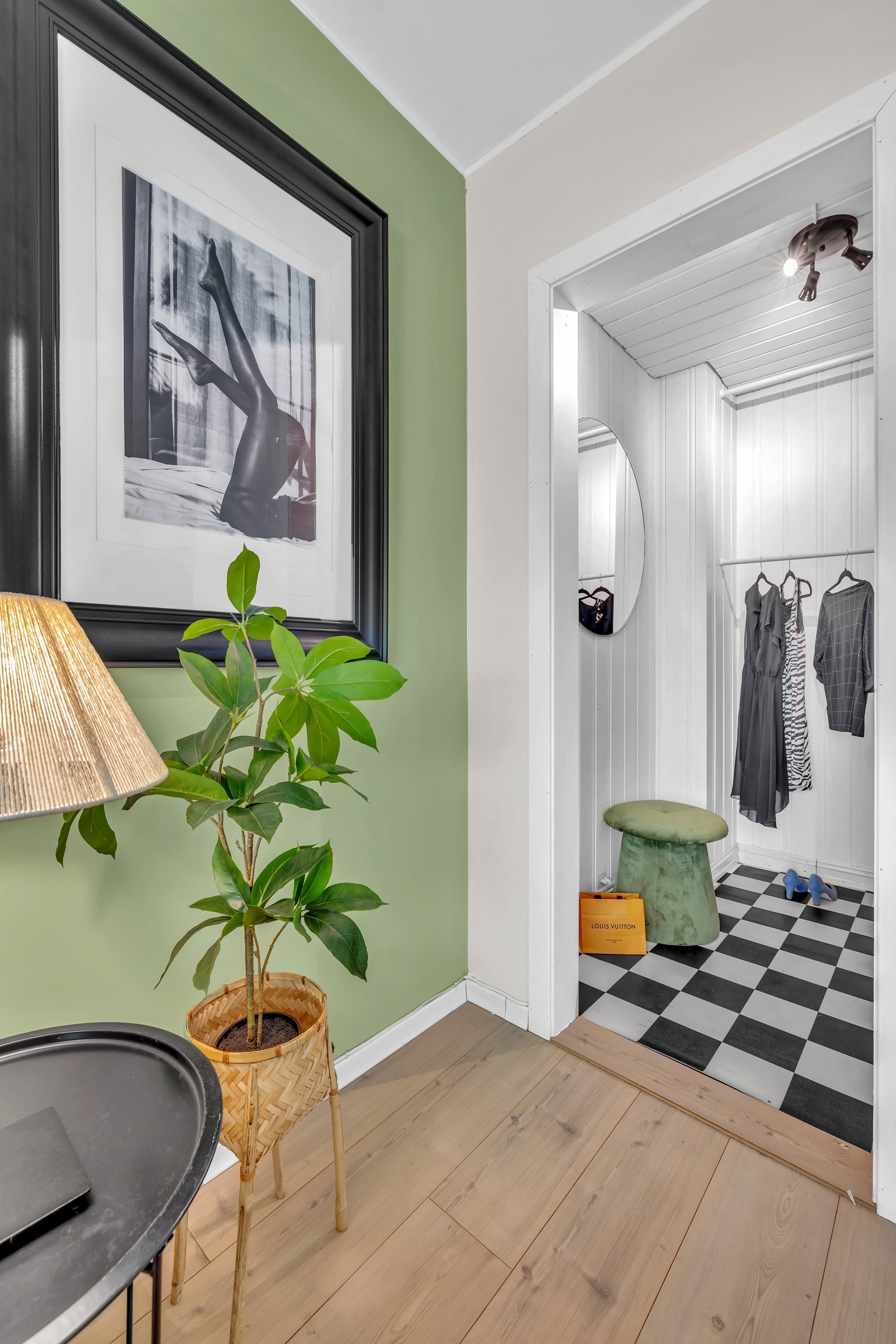 Omkledningsrom/walk-in closet Galleribilde