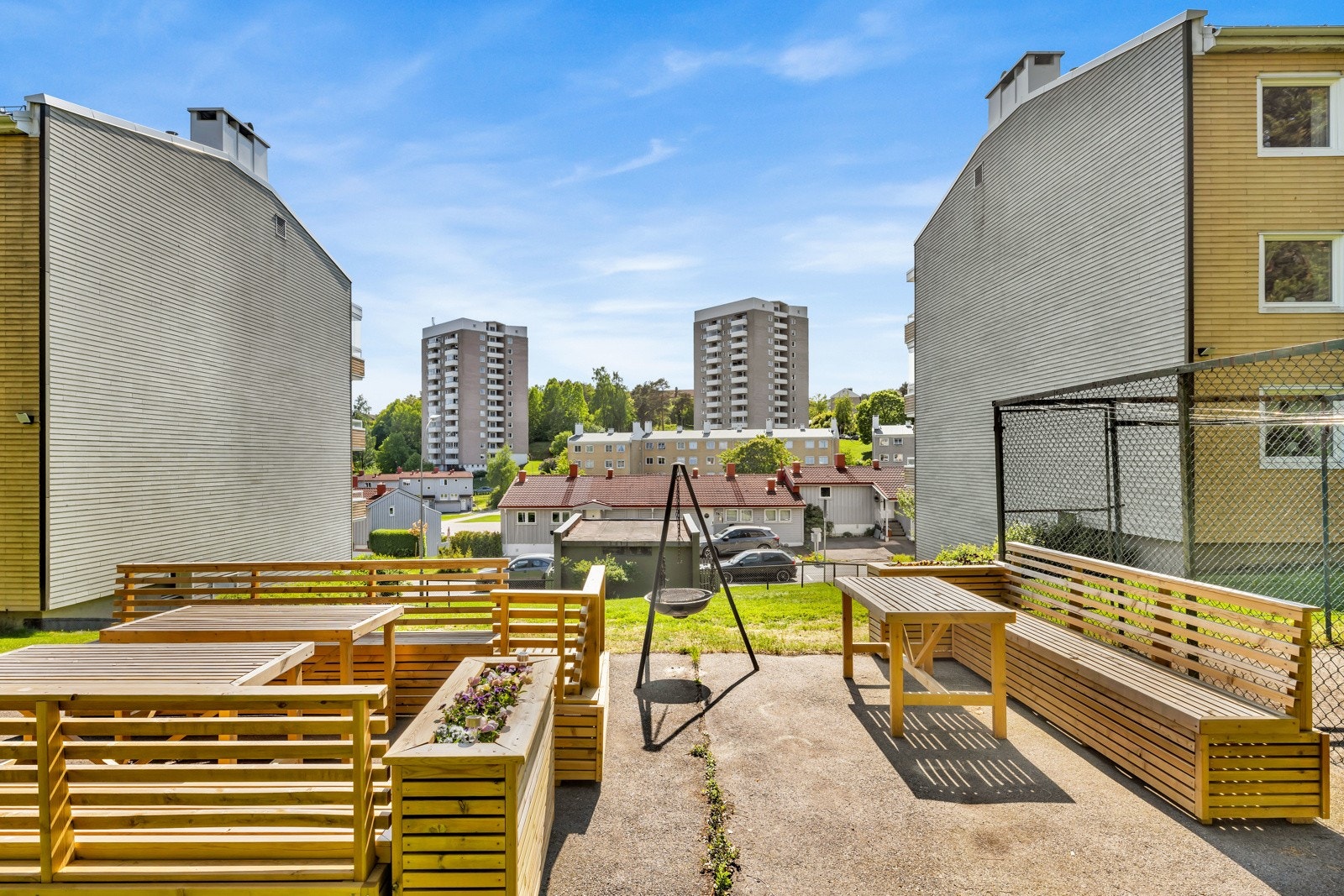 Fellesområde med sittegruppe og bålpanne ved siden av blokken Galleribilde