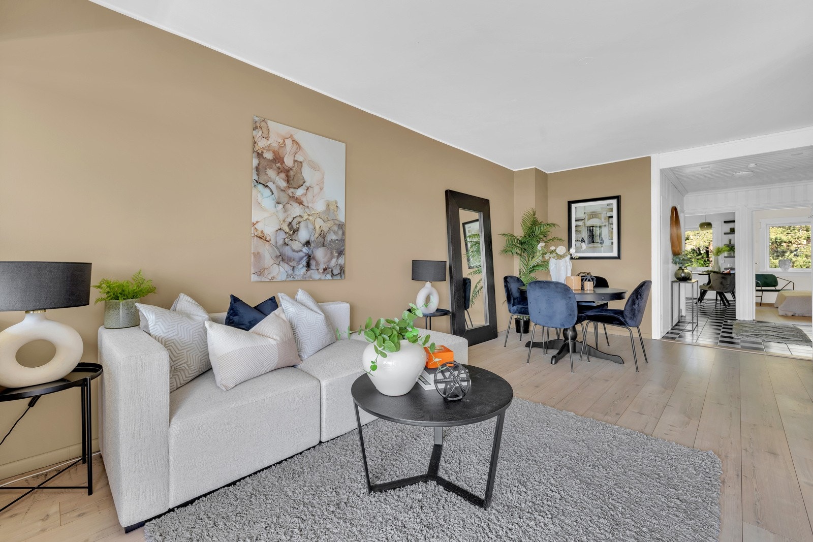 God plass til sofagruppe og spisebord Galleribilde