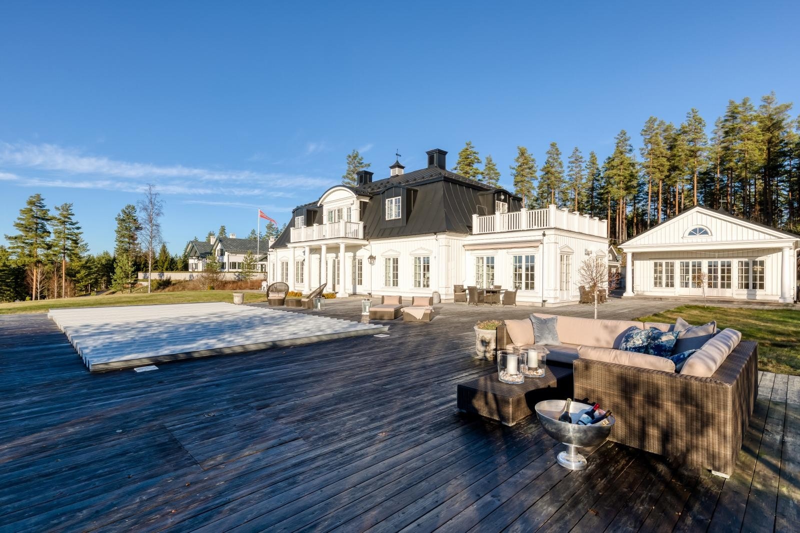 Eiendommen har en etterspurt beliggenhet på et høydedrag i Kongsvingers mest fasjonable strøk. Galleribilde