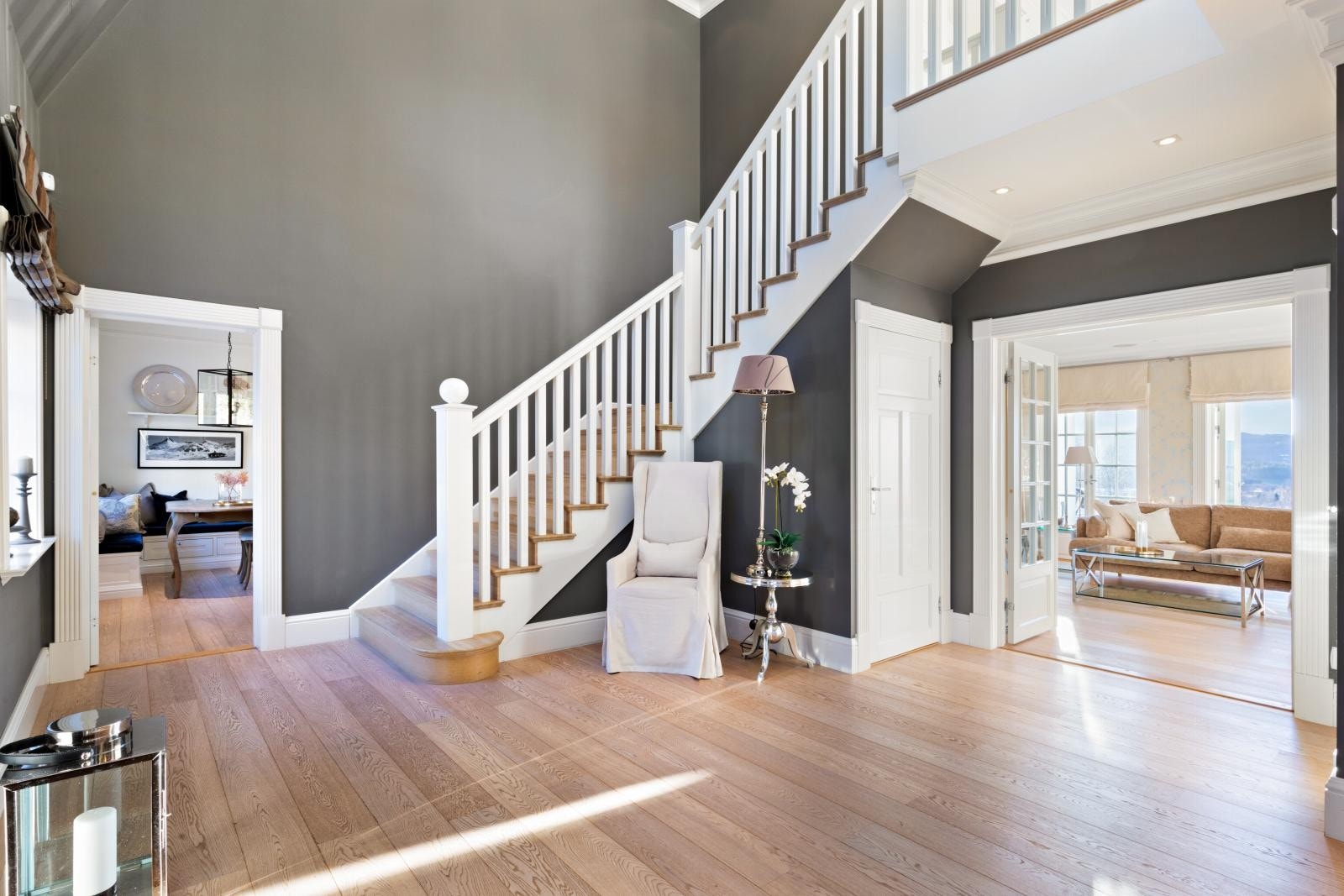 Den åpne løsningen opp til andre etasje og store vindusflater lar naturlig lys fylle hallen og ønsker deg velkommen inn i den luksuriøse hovedboligen på 332m². Galleribilde