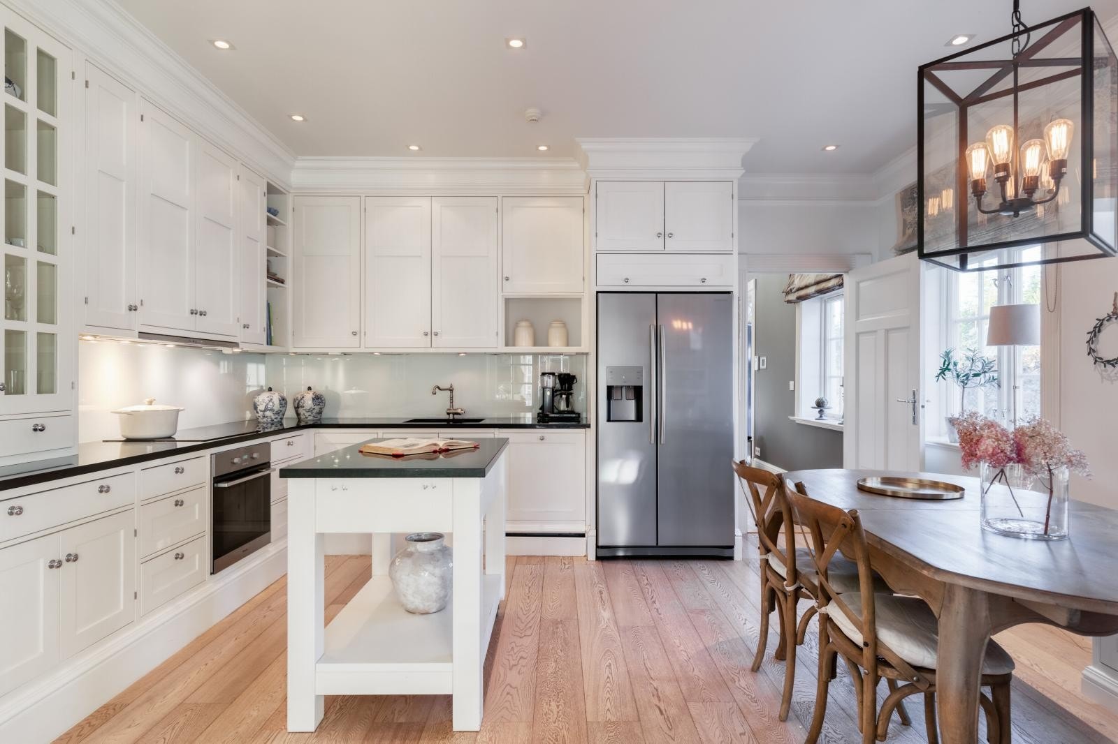 Kjøkkenet ble i 2009 plassbygd av en møbelsnekker, etter modell av Kvänum-kjøkken. Galleribilde