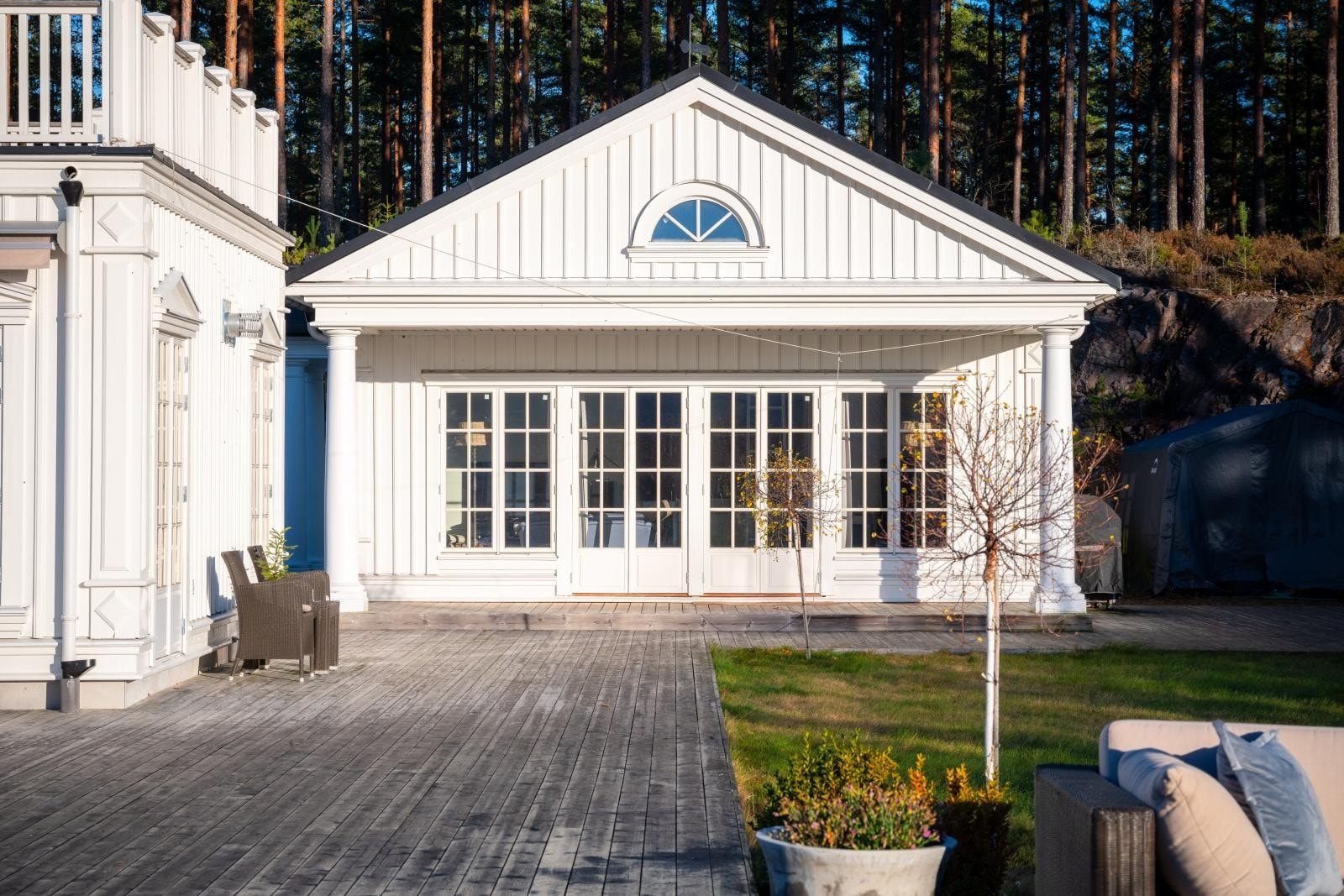 Gjestehuset står i stil med resterende hus på eiendommen. Galleribilde