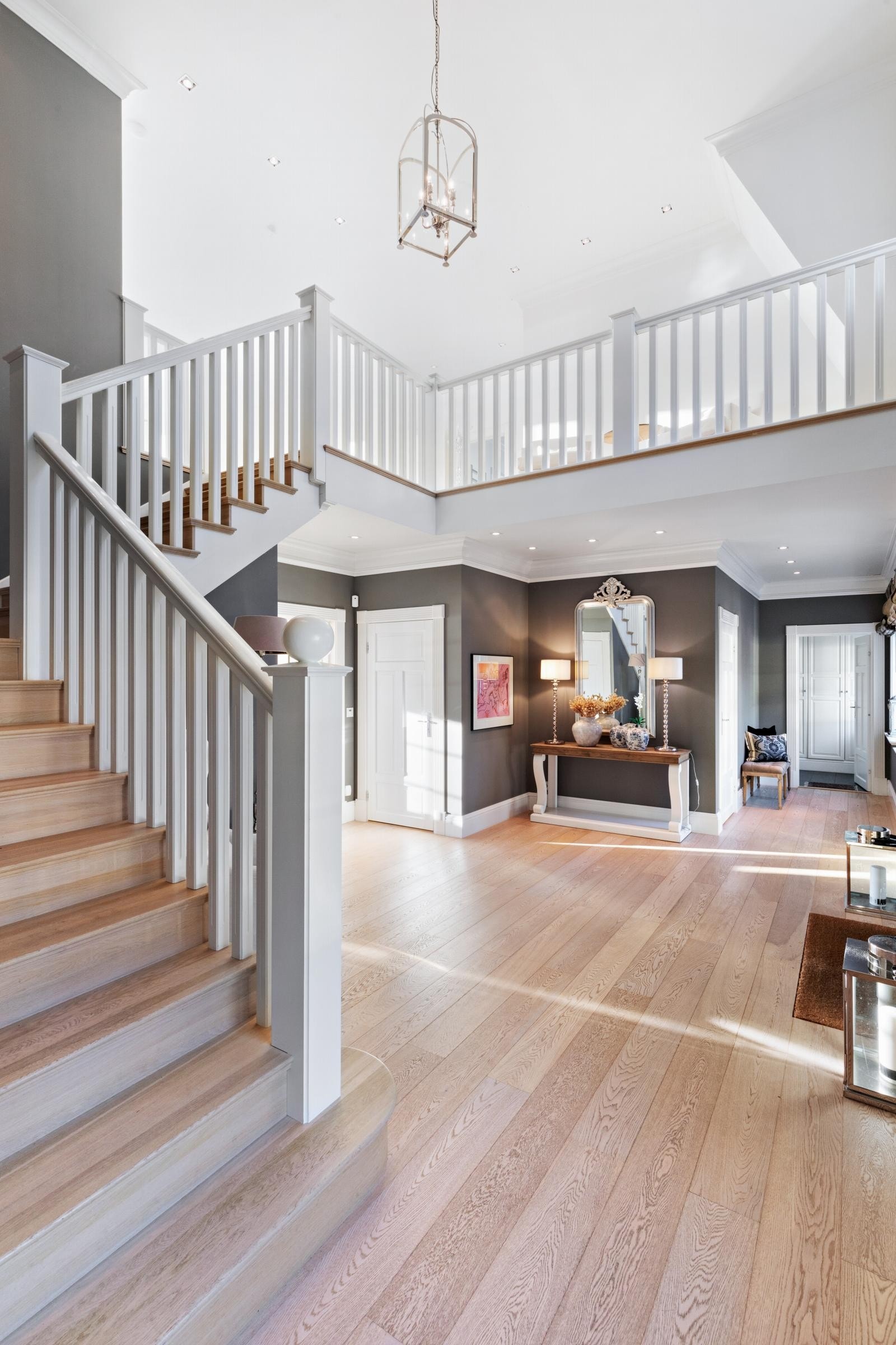 Den storslåtte hallen gir et herlig førsteinntrykk av boligen. Galleribilde