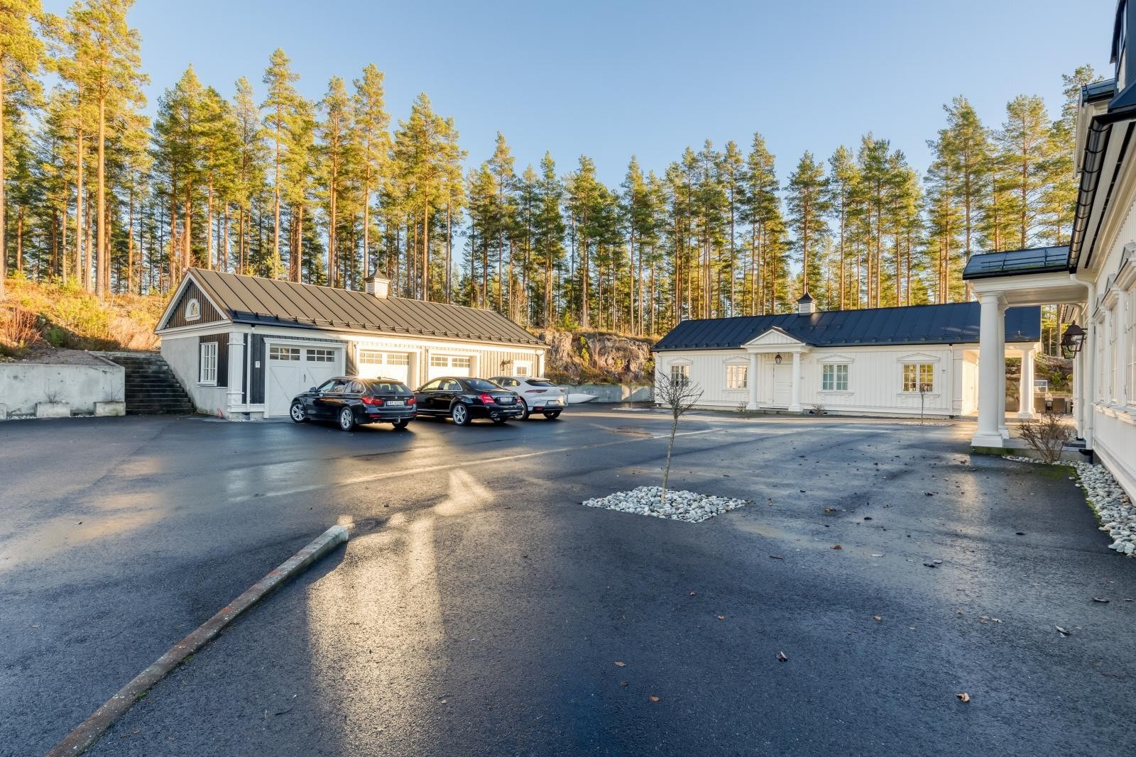 I garasjen er det tre biloppstillingsplasser, en praktisk bod til hageutstyr, ski og sykler, samt et tenisk rom. Galleribilde