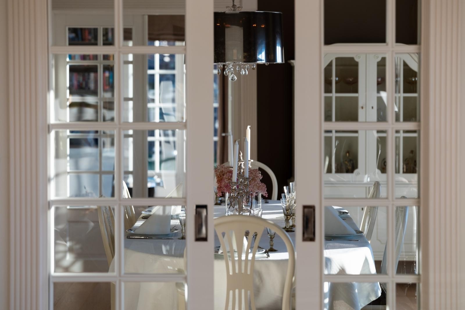 De lekre skyvedørene med glass skiller salongen og spisestuen. Galleribilde
