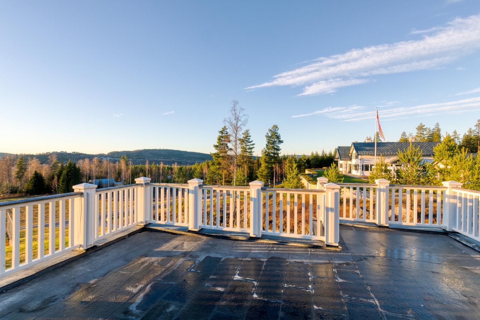 På altanen er det bare fantasien som setter begrensning for møbleringsmulighetene. Her kan du nyte lange sommerkvelder. Galleribilde