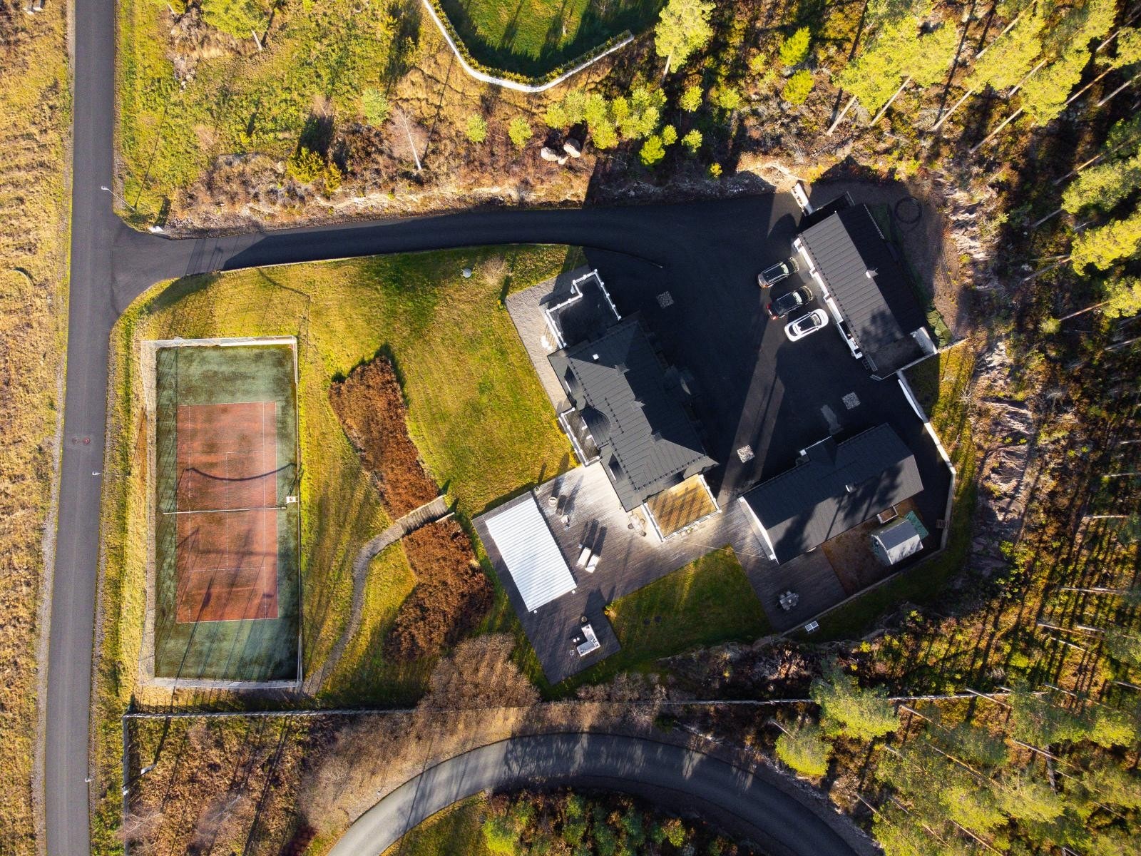 Med tennisbane, svømmebasseng og nærhet til marka byr eiendommen på gode tur- og aktivitetsmuligheter. Galleribilde