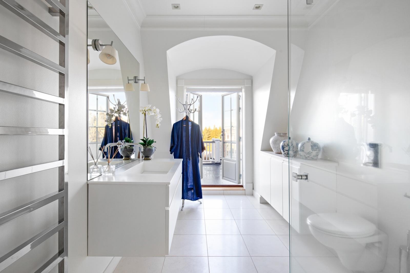 Fra badet er det utgang til en romslig og attraktiv altan. Galleribilde