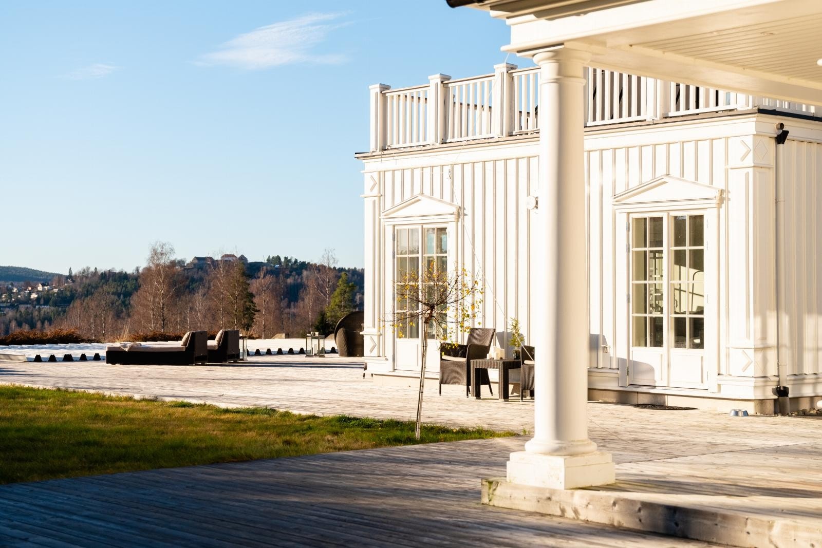 Eiendommen er opparbeidet med flere flotte uteplasser, hvor sommerens vakre soldager kan nytes. Galleribilde