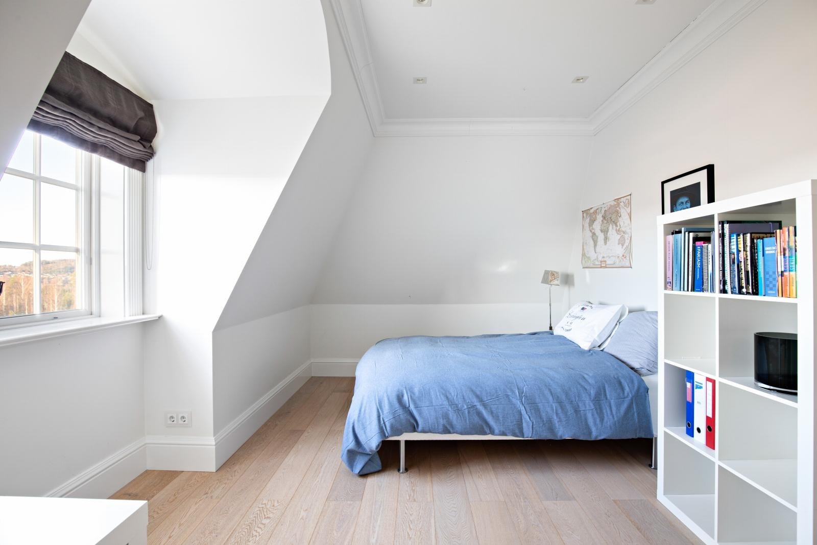 Soverom 3 er av den romslige sorten med god plass til både dobbeltseng, nattbord og tilhørende garderobeskap. Galleribilde