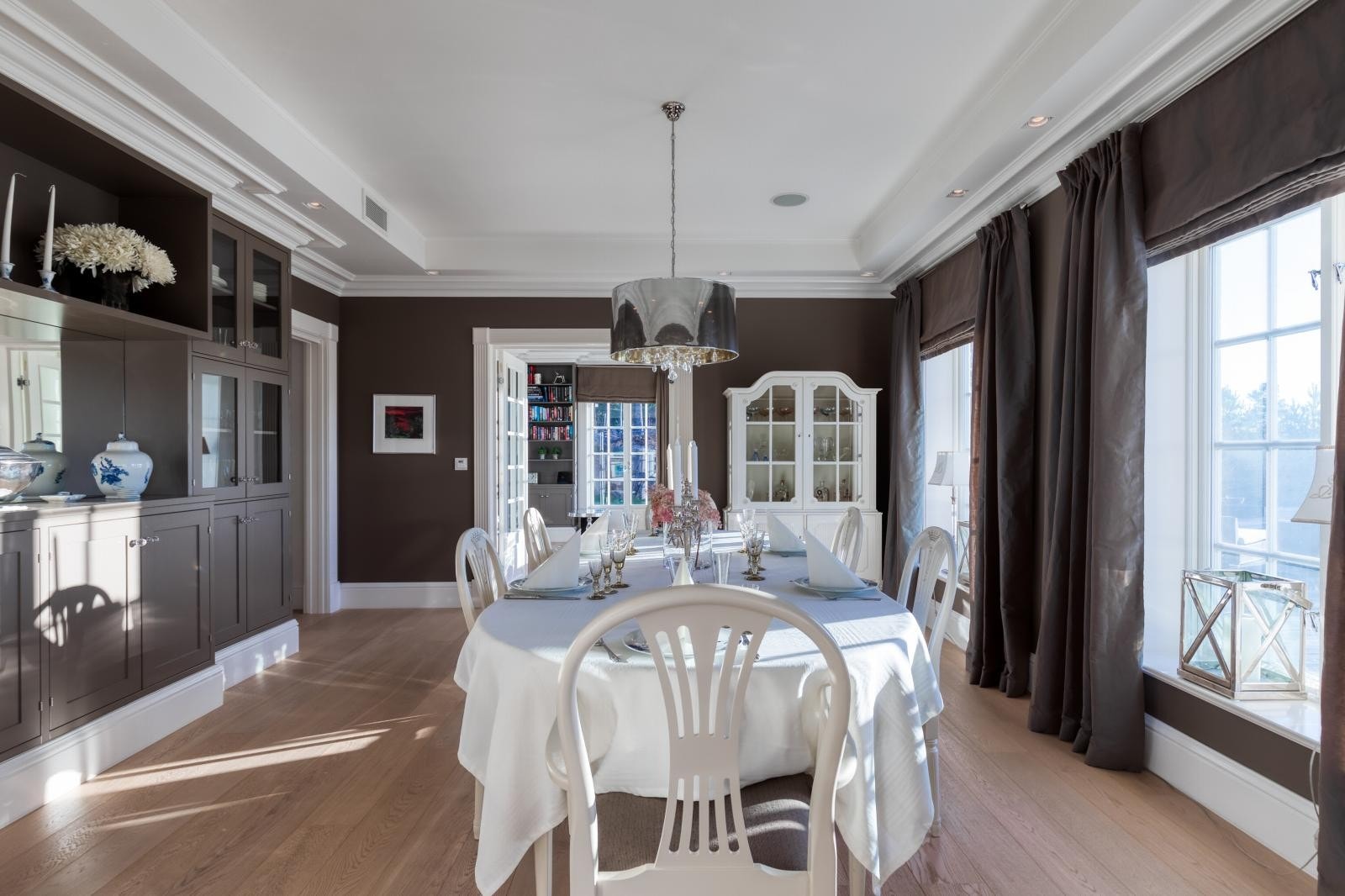 Spisestuen har utsøkte detaljer i himlingen og store vindusflater, som gir rommet et luksuriøst preg. Galleribilde