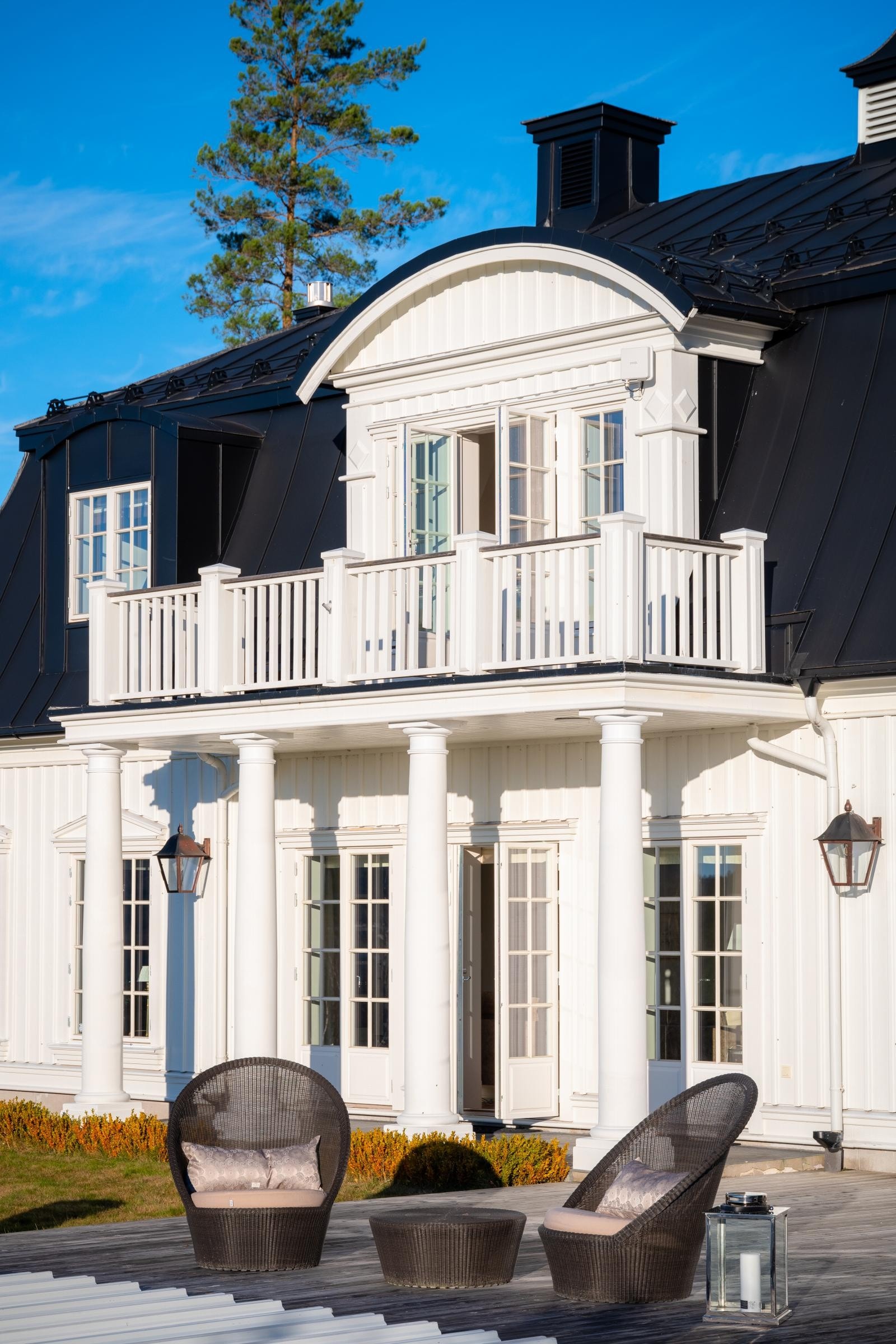 Prakteiendom fra eksklusive Gripsholmshus m/solrik tomt på ca. 5 mål, gjestehus, svømmebasseng og tennisbane. Galleribilde