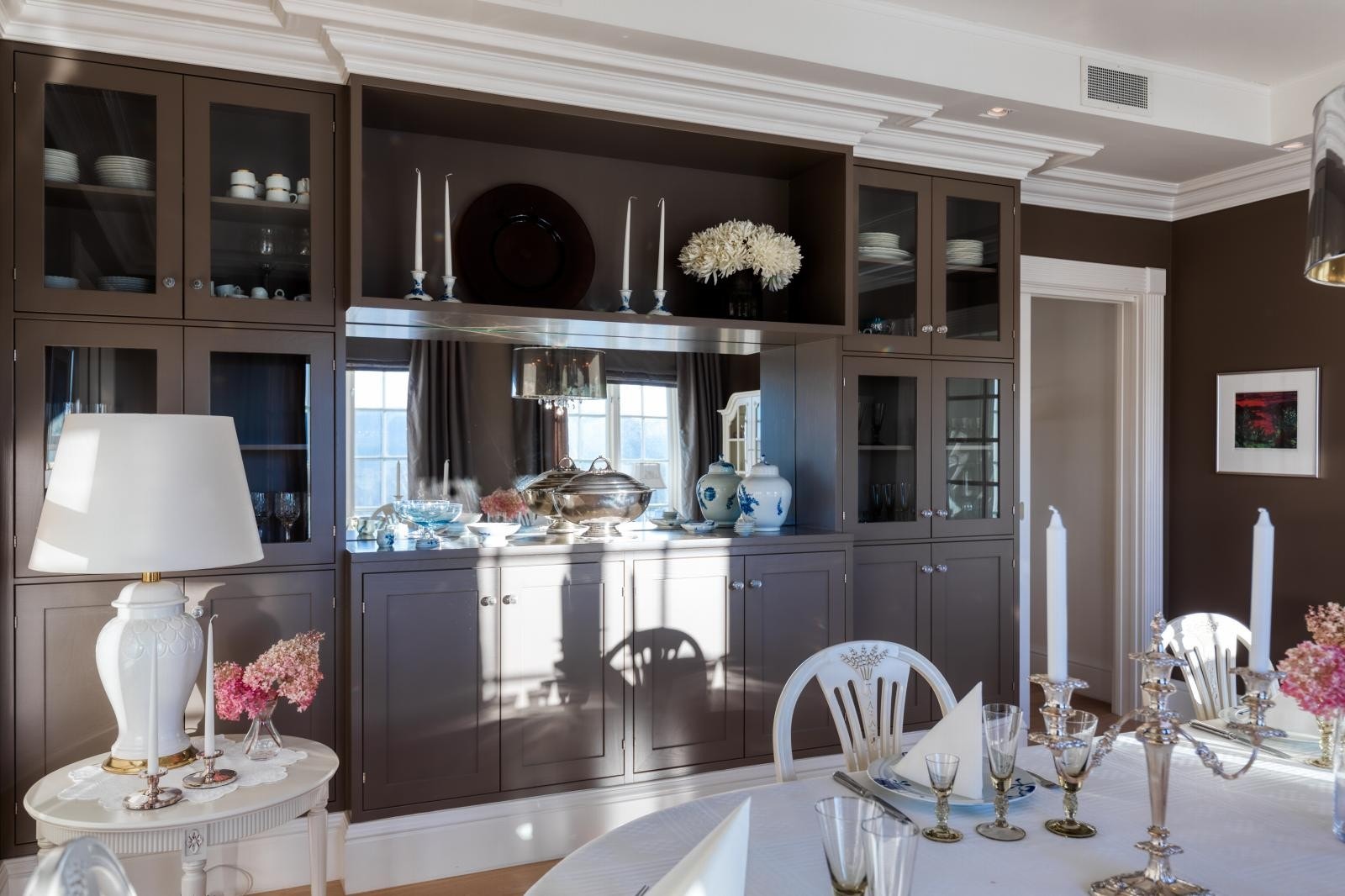 Det plassbygde vitrineskapet har rikelig med oppbevarings- og utstillingsplass for finservise. Galleribilde