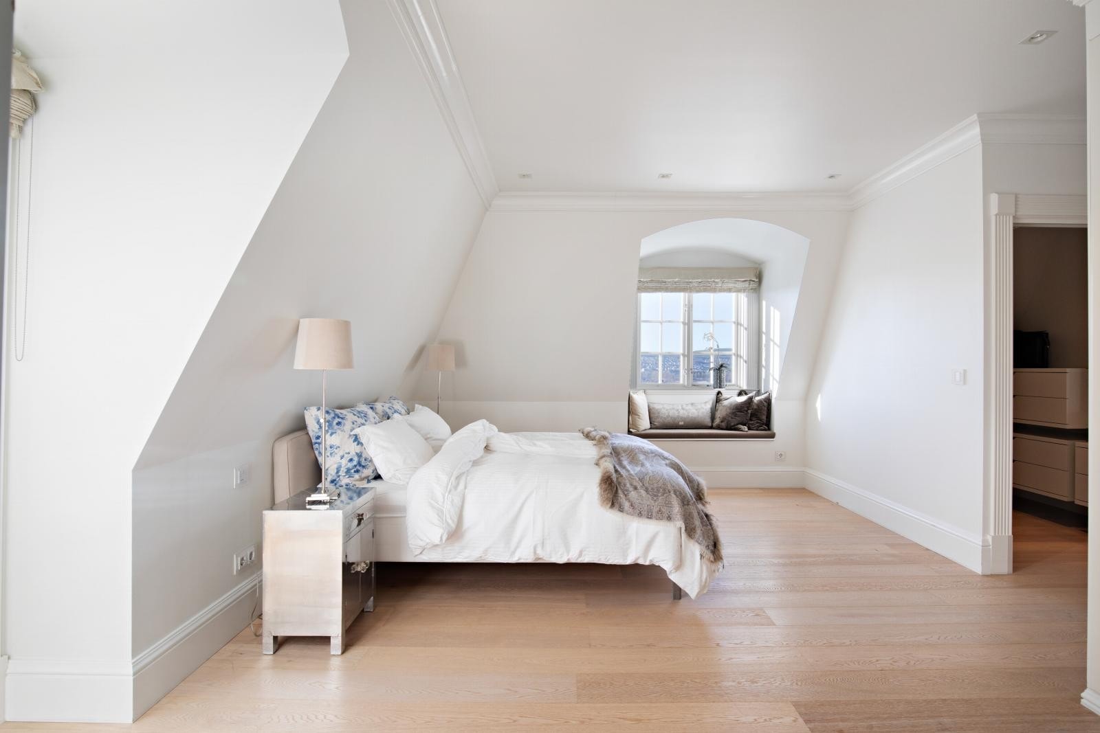 Hovedsoverommet ligger i en suite-løsning med walk-in garderobe, eget bad og adkomst til egen altan. Galleribilde