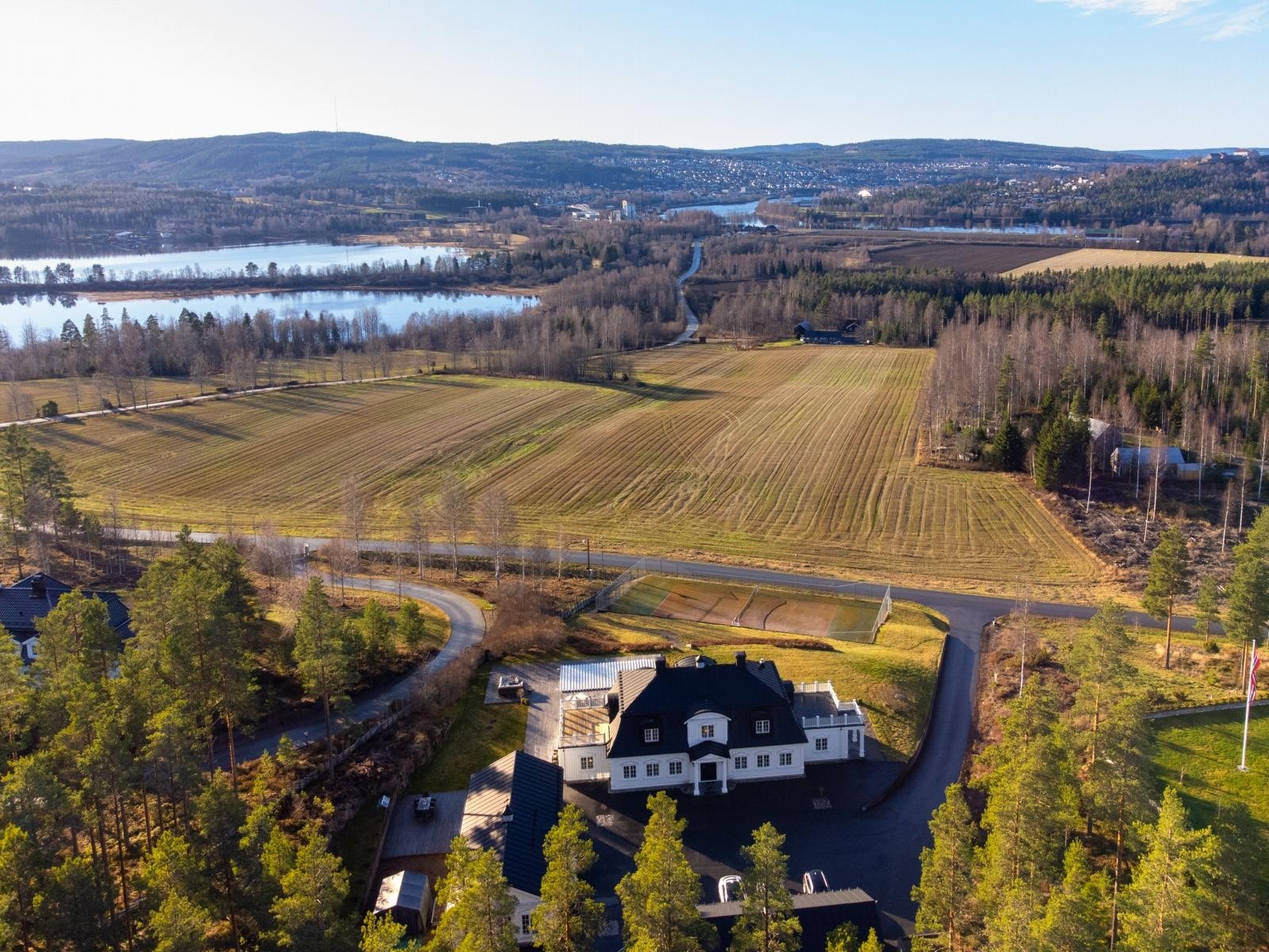 La deg fascinere av den skogfinske kulturen, de dype skoger, mystikken og de endeløse innsjøer og elver. Her kan du vandre, padle, fiske eller bare være i ett med naturen. Et perfekt utgangspunkt for eventyrlige opplevelser! Galleribilde