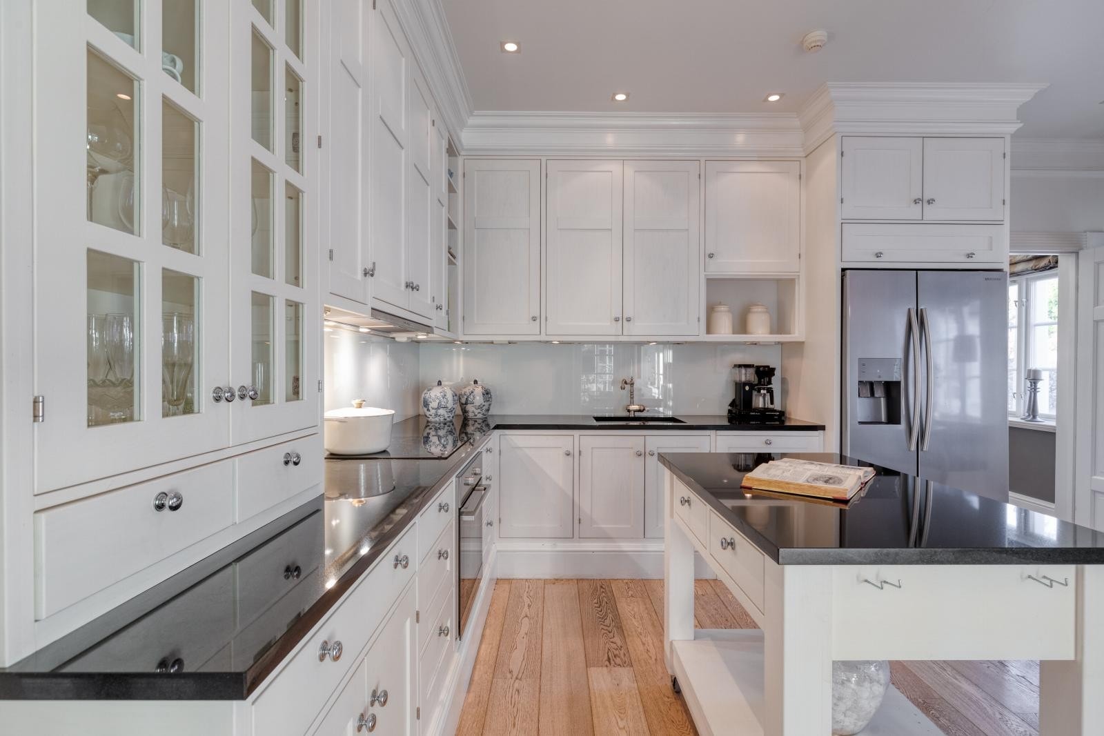 Innredningen har en stor øy med fin arbeidsflate. Galleribilde