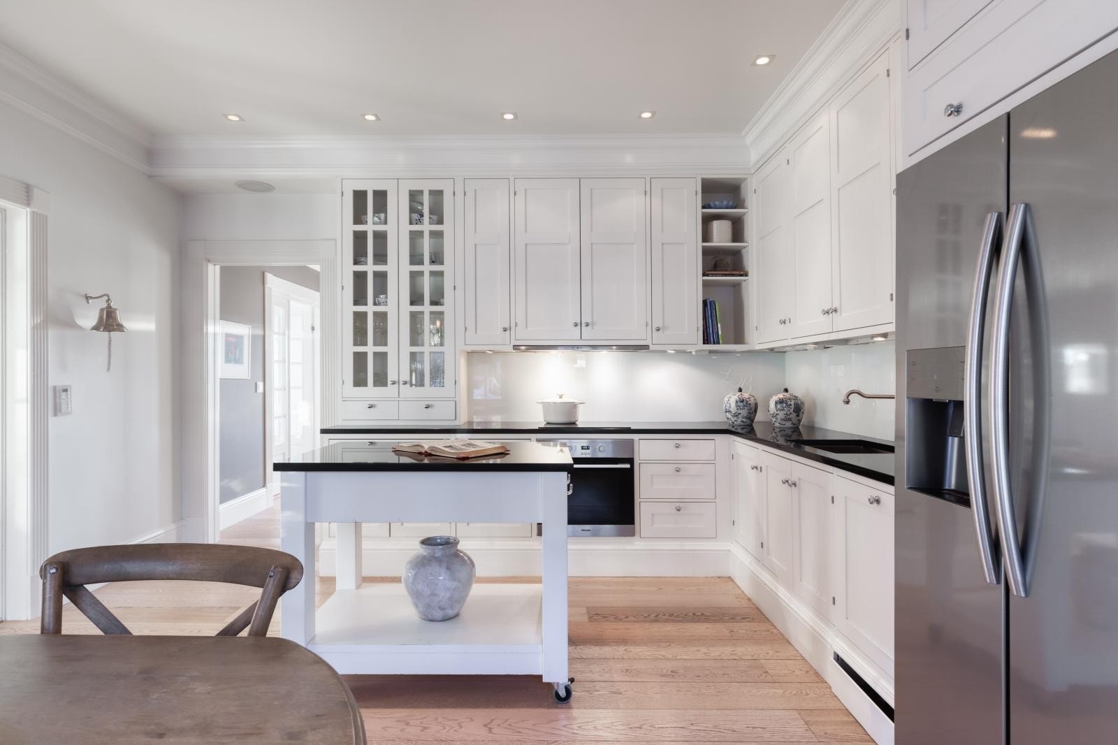 Kjøkkenets integrerte hvitevarer er bestående av platetopp, stekeovn og oppvaskmaskin. Det er avsatt plass til kjøleskapet. Galleribilde