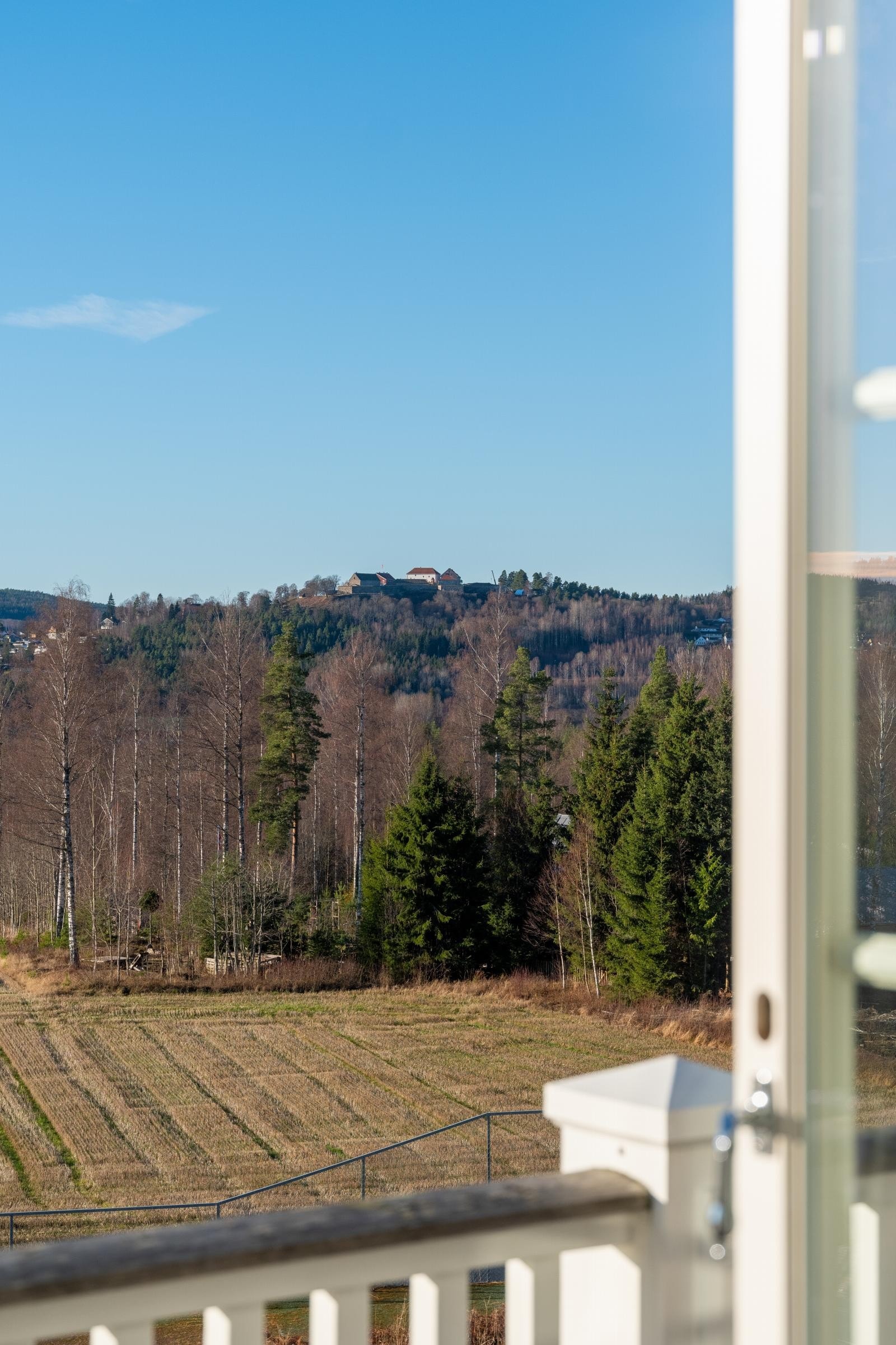 Lang og vidstrakt utsikt over nærliggende område. Nestebyalléen 8 og 10 ligger luftig og landlig til ved Vingersjøen, en kilometer fra Konsgvinger sentrum. Galleribilde