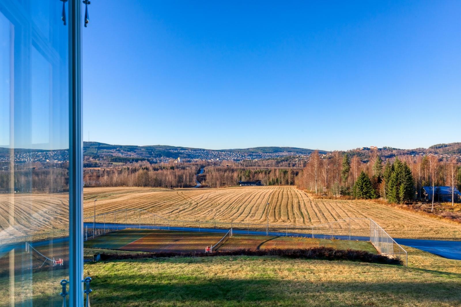 Herregården ligger på et majestetisk høydedrag med fantastisk utsikt og nydelige solforhold! Galleribilde