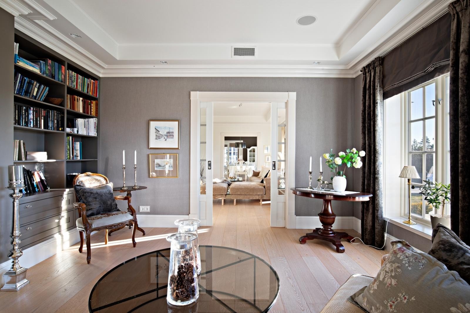 Rommet kan brukes som ekstra stue, hjemmekontor eller så klart som her; bibliotek. Galleribilde