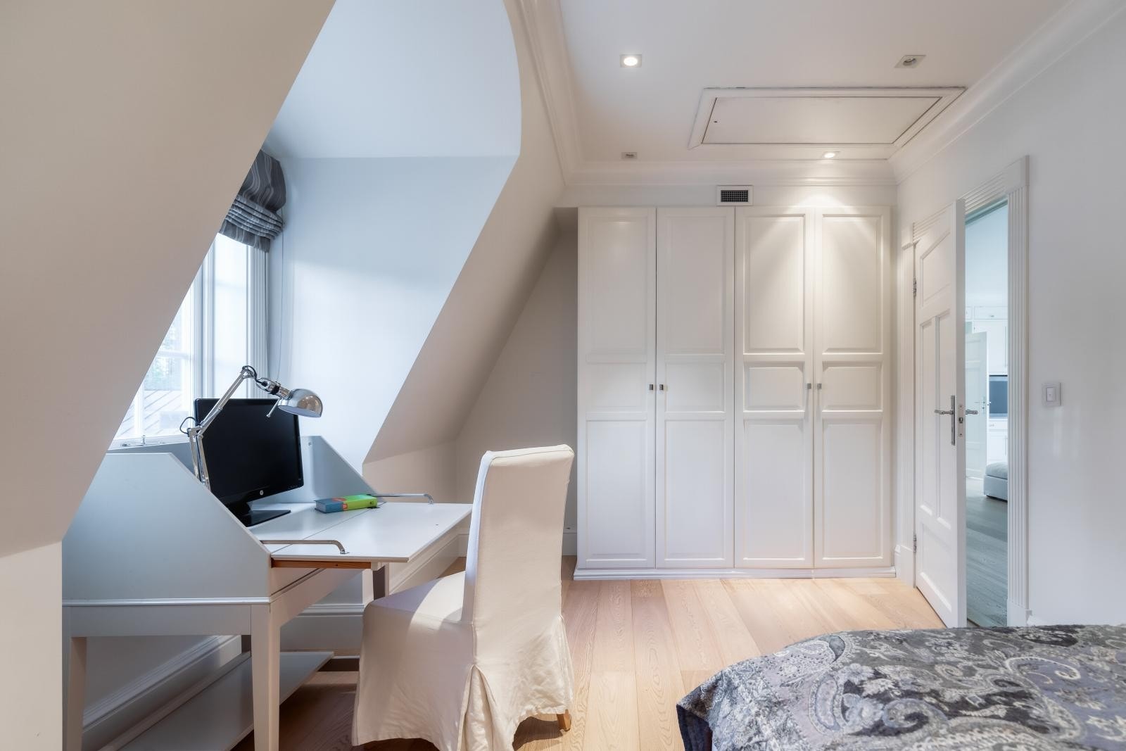 Kontorpulten finner her sin naturlige plass ved vinduet. Galleribilde