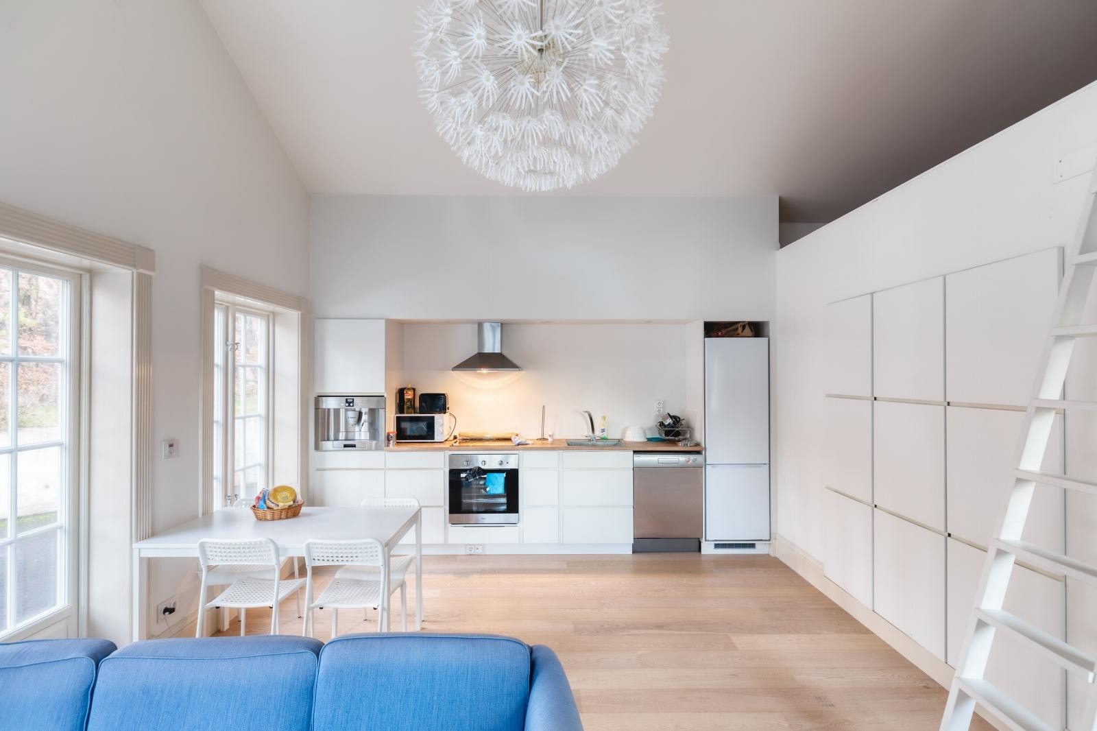 Kjøkkenet har en innredning fra Kvik, ny i 2009, med platetopp, stekeovn og kaffemaskin som integrerte hvitevarer. Galleribilde