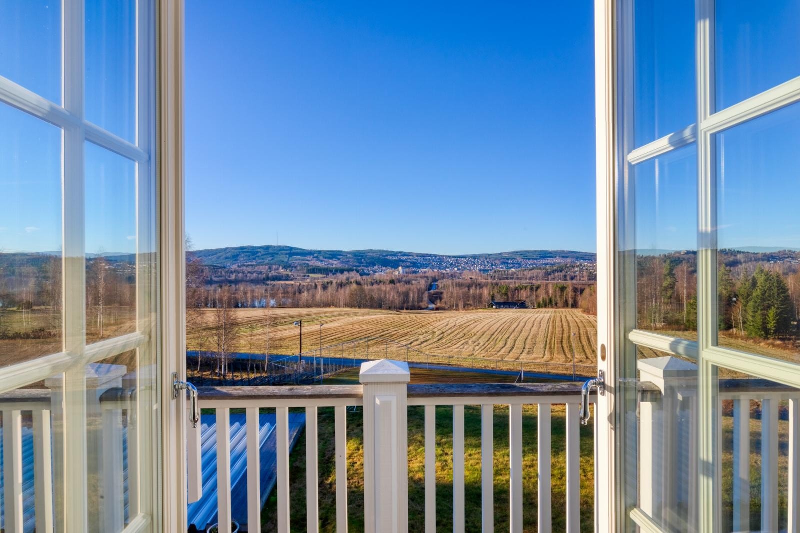 Utsikt mot Kongsvinger sentrum, festningen og naturskjønne områder. Galleribilde