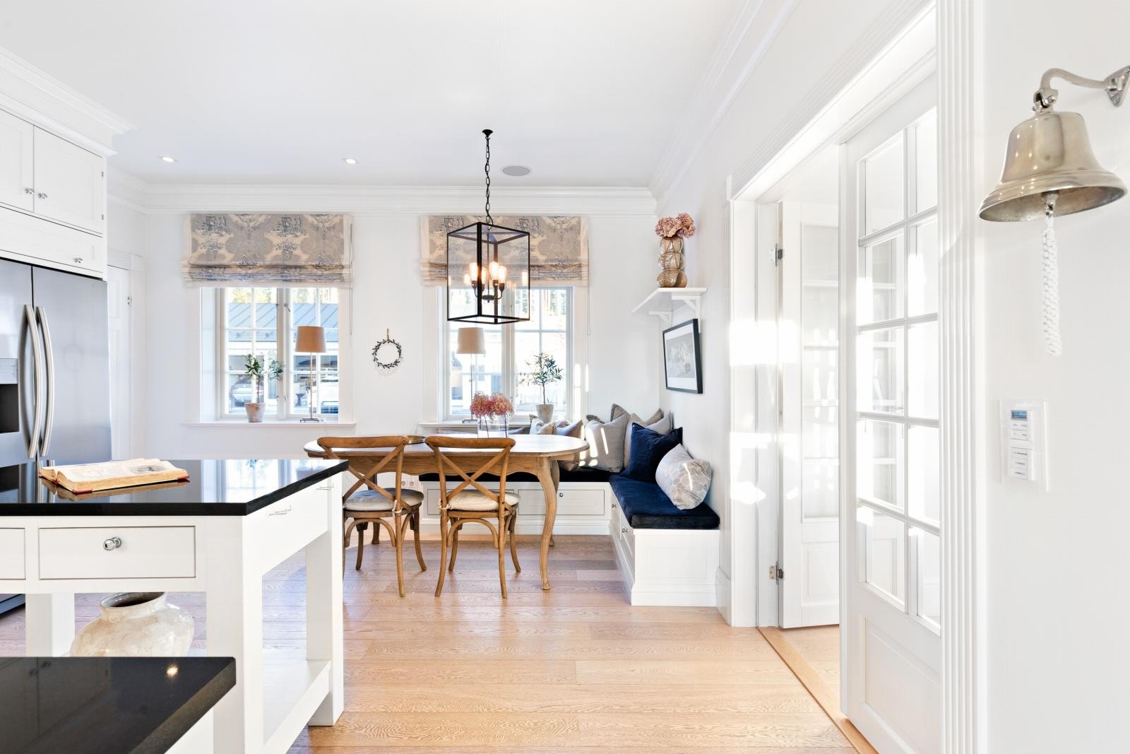 Den fastmonterte sittebenken er utført i samme stil som kjøkkeninnredningen, og er utmerket for hverdagsmåltidene. Galleribilde