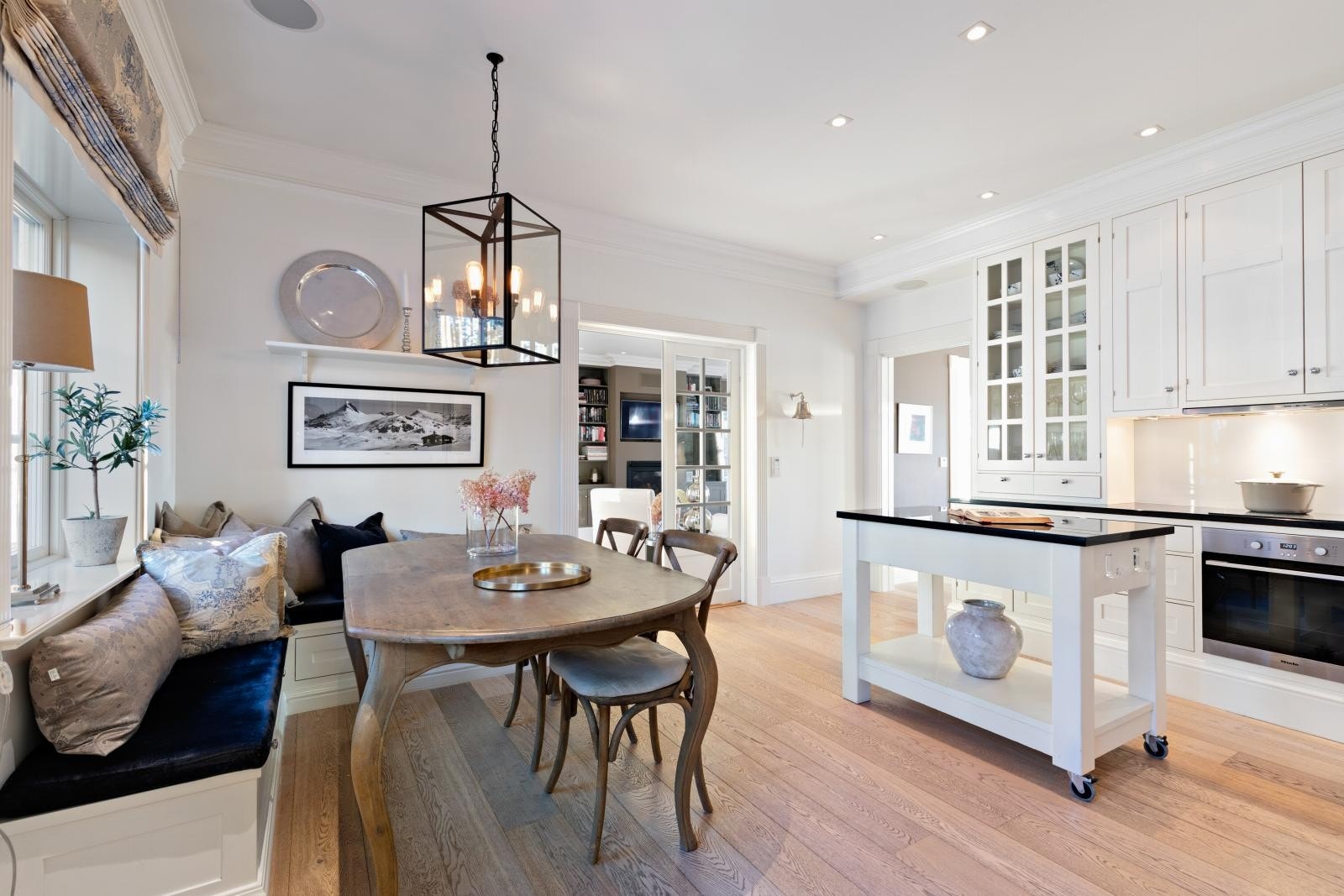 Kjøkkenet har et smakfullt og tidsmessig design med kvalitetsmessige løsninger og god oppbevaringsplass. Galleribilde