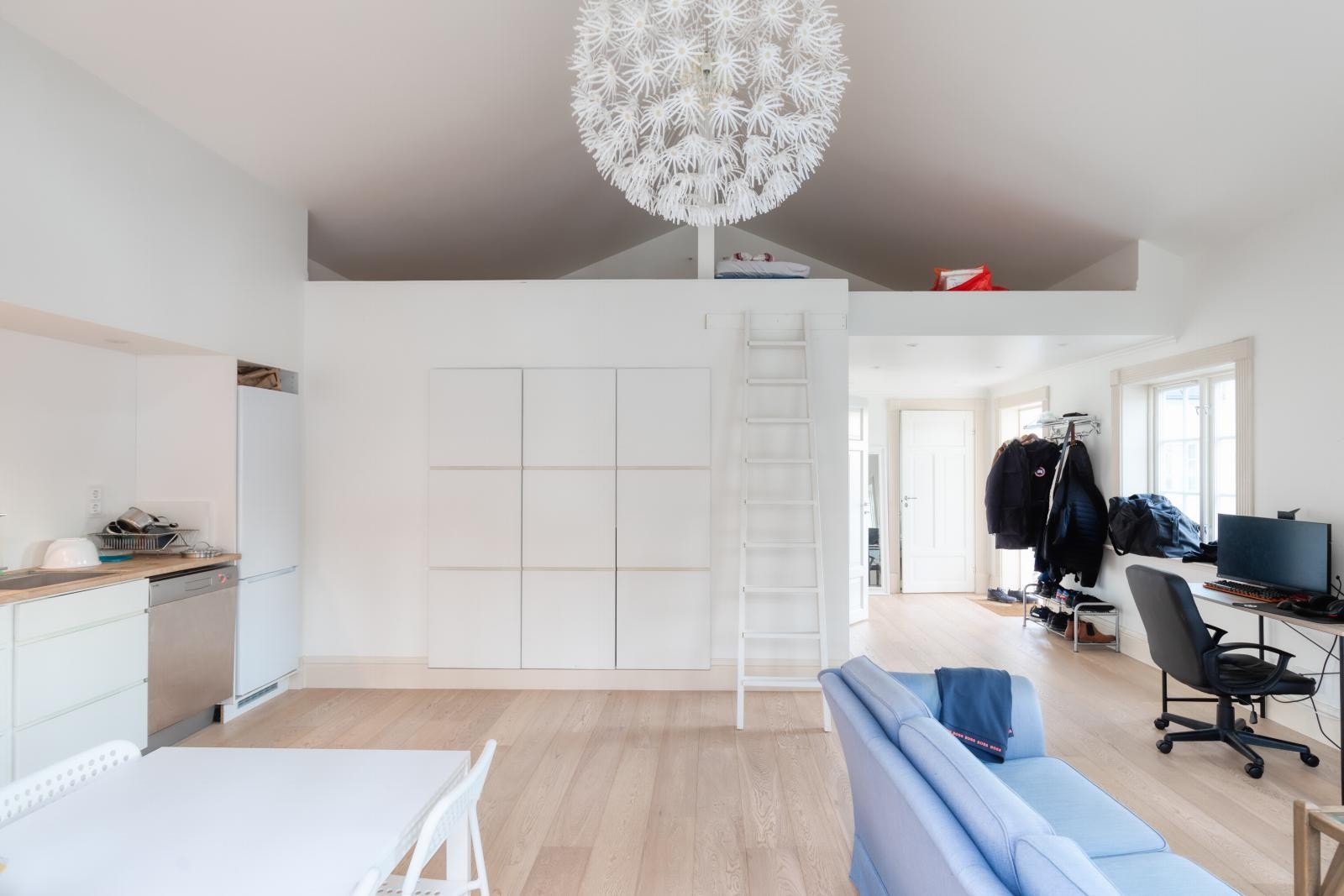 Stuen har plassbygde skap og en hems som gir gjestehuset rikelig med oppbevaringsplass. Galleribilde