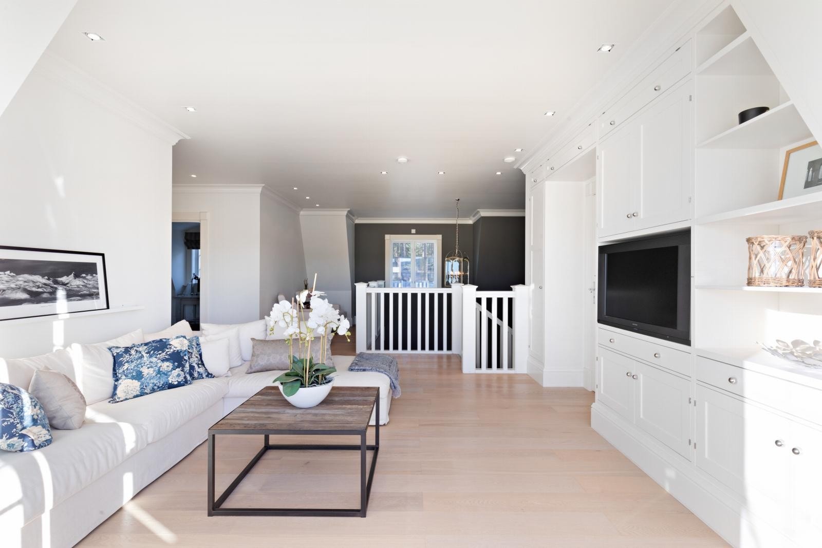 Oppholdsrommet har god plass for en sofagruppe, og er et naturlig samlingssted for familien. Galleribilde